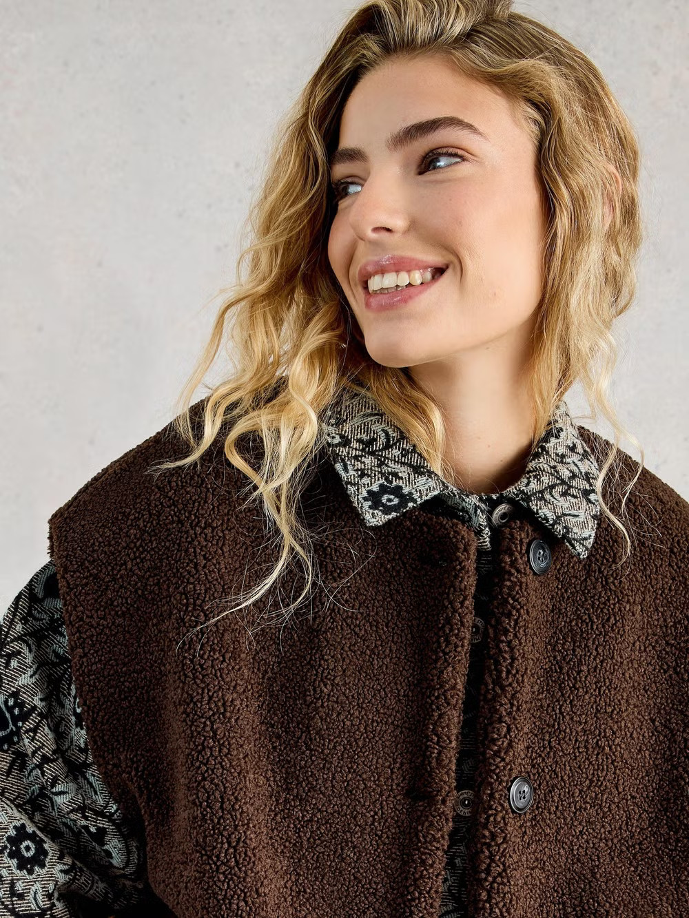 Weste aus Teddyfell - Dk Brown - S | Whitestuff | White Stuff DE