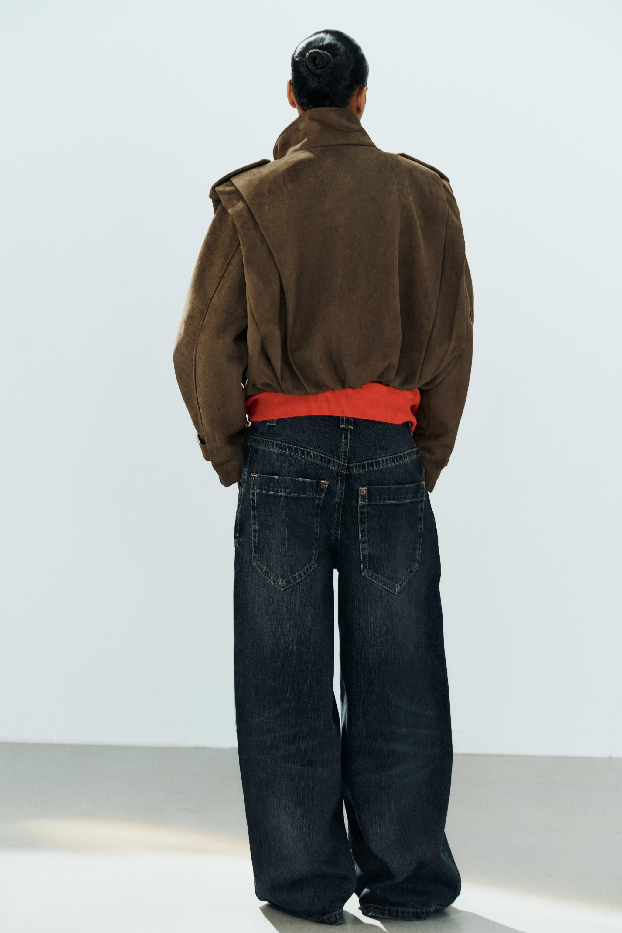 Kurzer Trenchcoat mit Stehkragen und langen \u00c4rmeln mit Riegeln. Detail mit Zierfalten. Tonal... | Zara DE