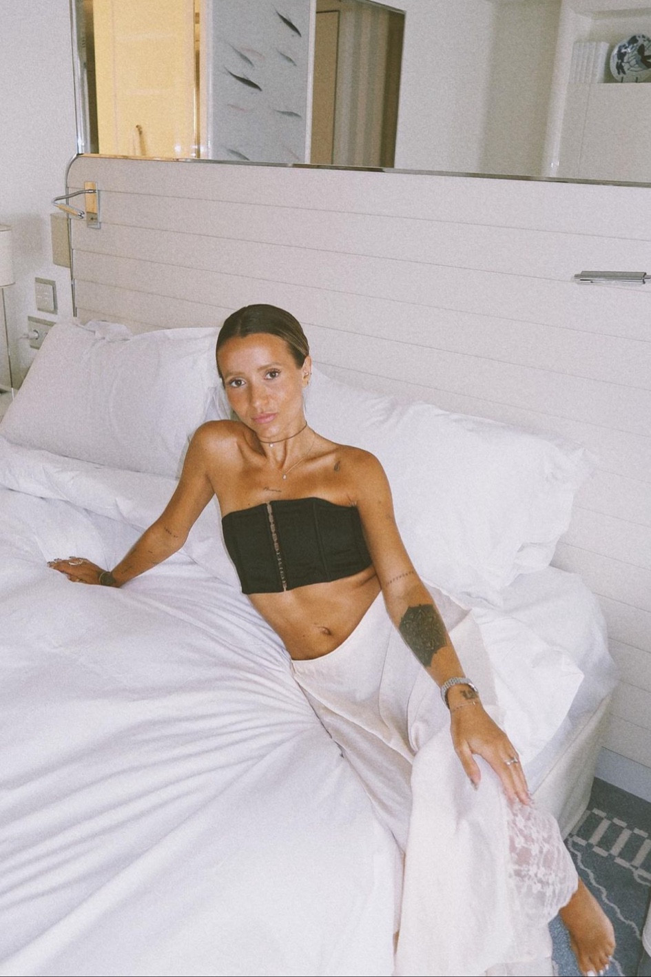 Jupe en satin longue detail broderie jupe longue blanche Free People top bandeau corset noir 

#LTKeurope #LTKSeasonal #LTKstyletip