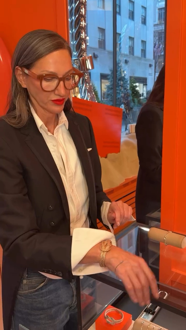 Shopping season with John Hardy. The HOLIDAYS deserve a little extra bling 💎 Shop my favorite sparkly things! #JHPartner 

#LTKWatchNow #LTKHoliday #LTKStyleTip