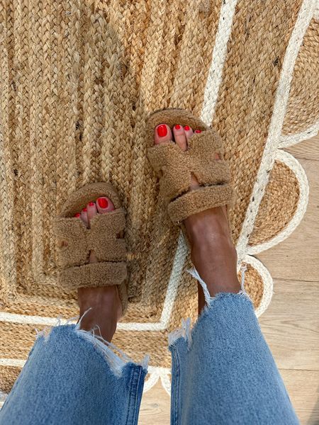 These are so freakin cute and comfy! Perfect casual pre-spring/spring sandal 