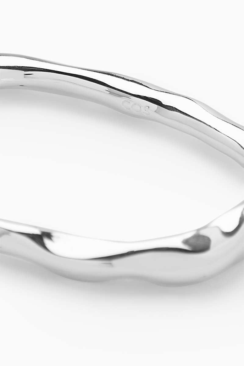 GEHÄMMERTER ARMREIF - Silber - Bracelets - COS | COS (EU)