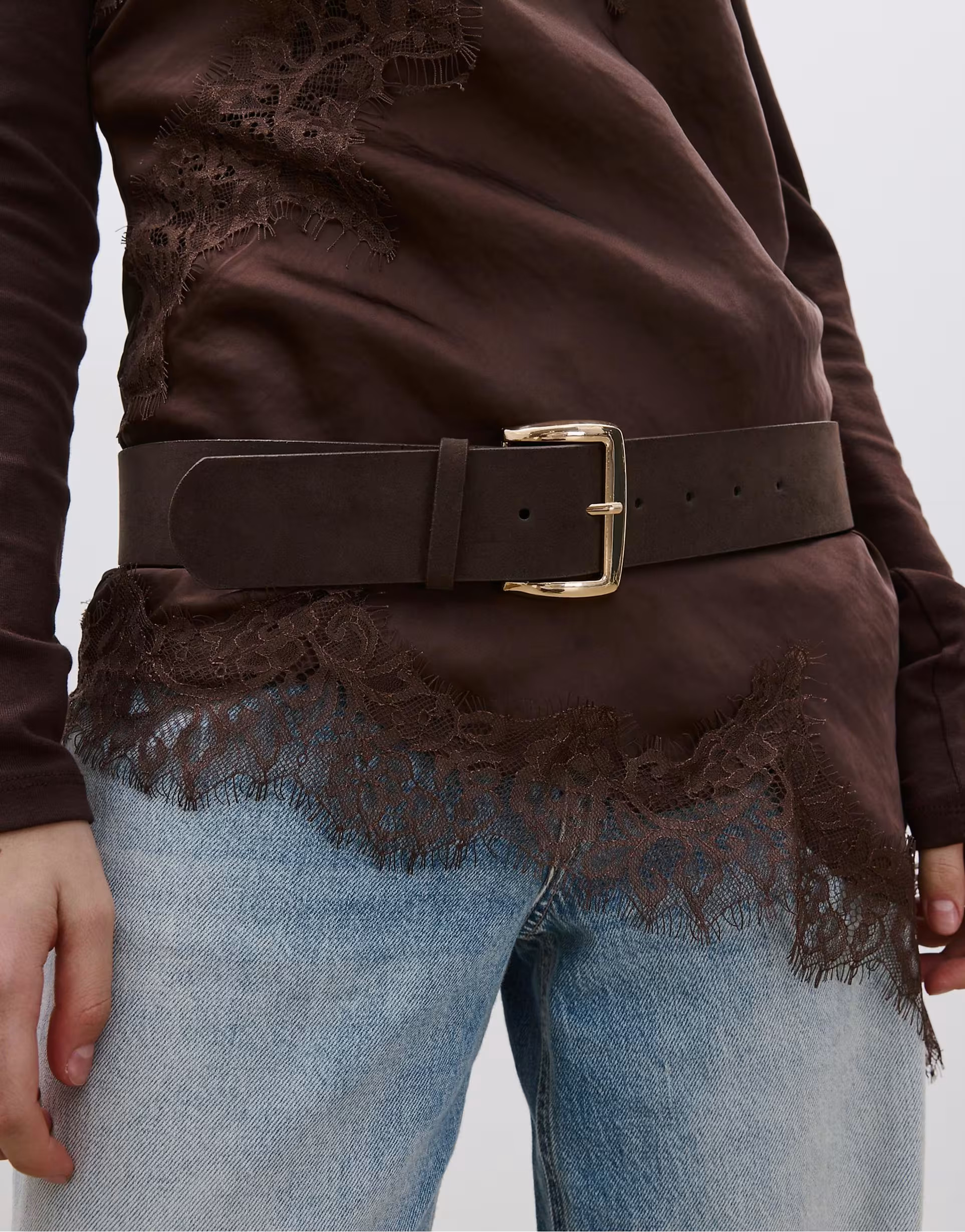 Stradivarius Semi-wide faux suede belt in gold | ASOS (Global)