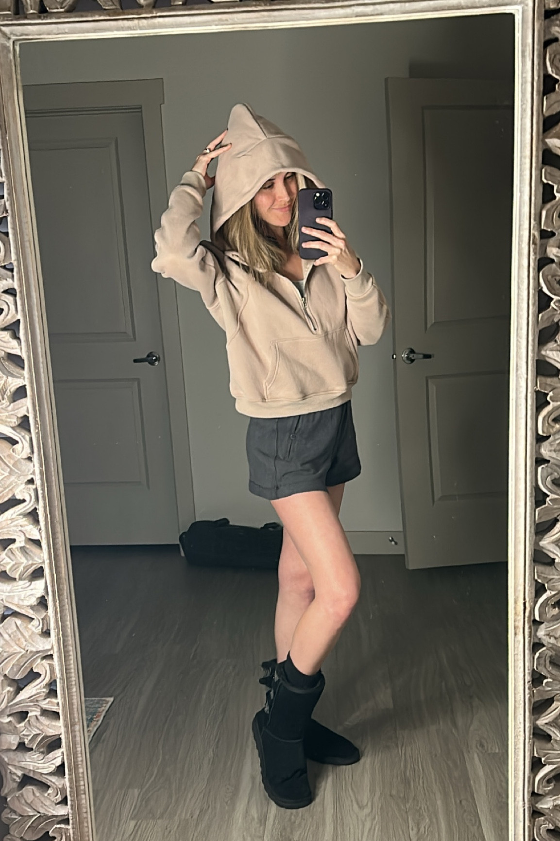 Spring/ summer Comfy outfit

Relaxed fit cotton shorts with a stretch high waist and a super soft crop top and sweatshirt

Perfect for throwing on after a summer night beach trip or to wear cozied up by a campfire 

Or even just lounging around the house 🤗
Sizing info:
I’m 5’8 140lbs and am wearing 
Shorts: Small, Top: Medium, Sweatshirt: S
