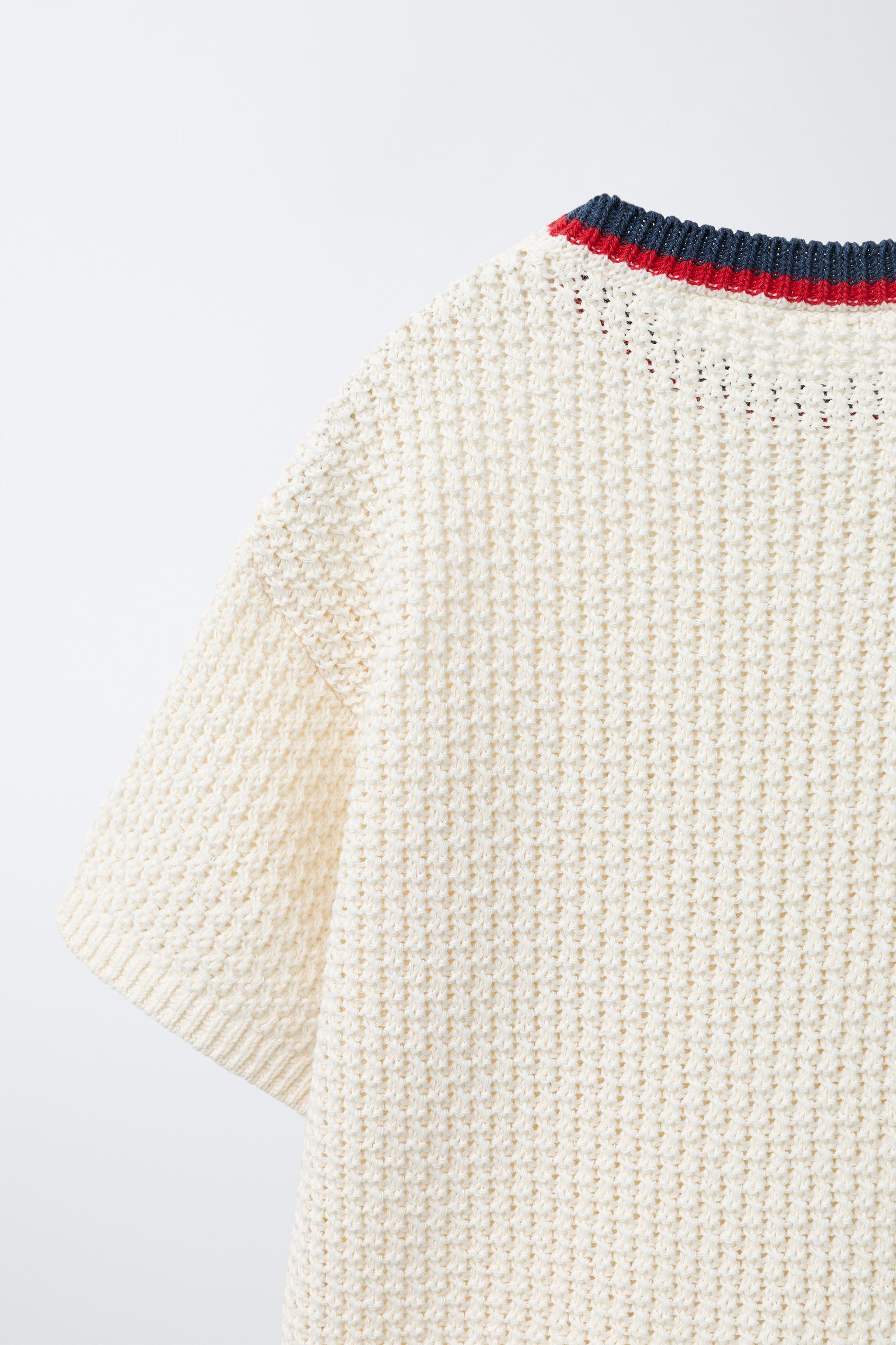 T-SHIRT EN MAILLE STRUCTURÉE À COL EN CONTRASTE | Zara US