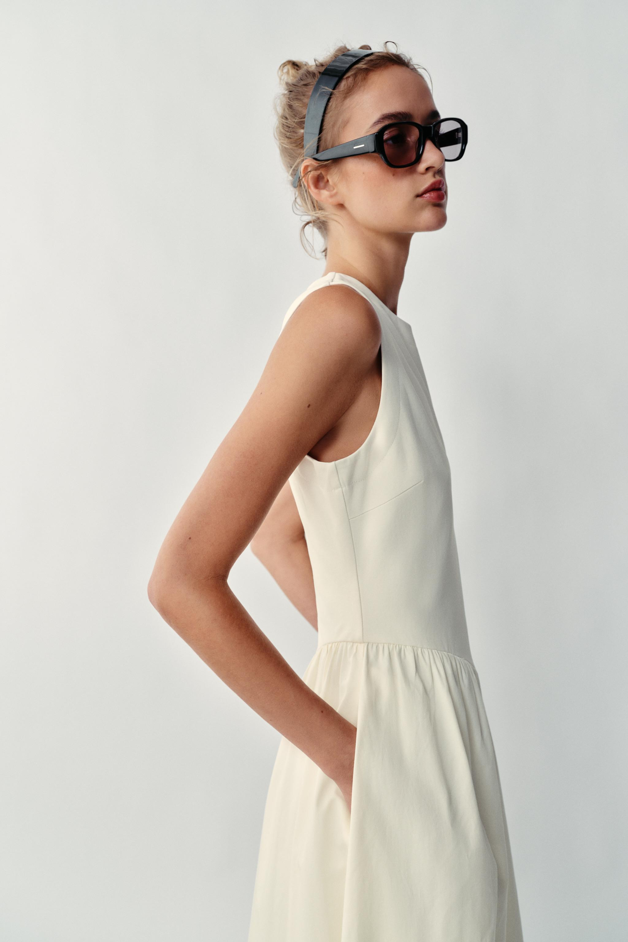 Round neck sleeveless dress. Hidden in-seam side pockets. Skirt with contrast fabric detail. Inte... | Zara US