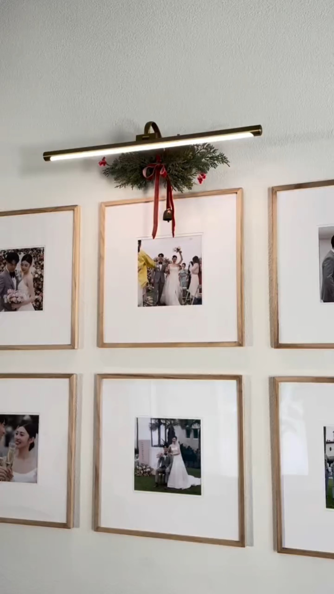 Upgrade my picture wall with this battery operated picture light！So worth it❤️😌🎅🏻✨

#homedecor #picturewall #christmasdecor