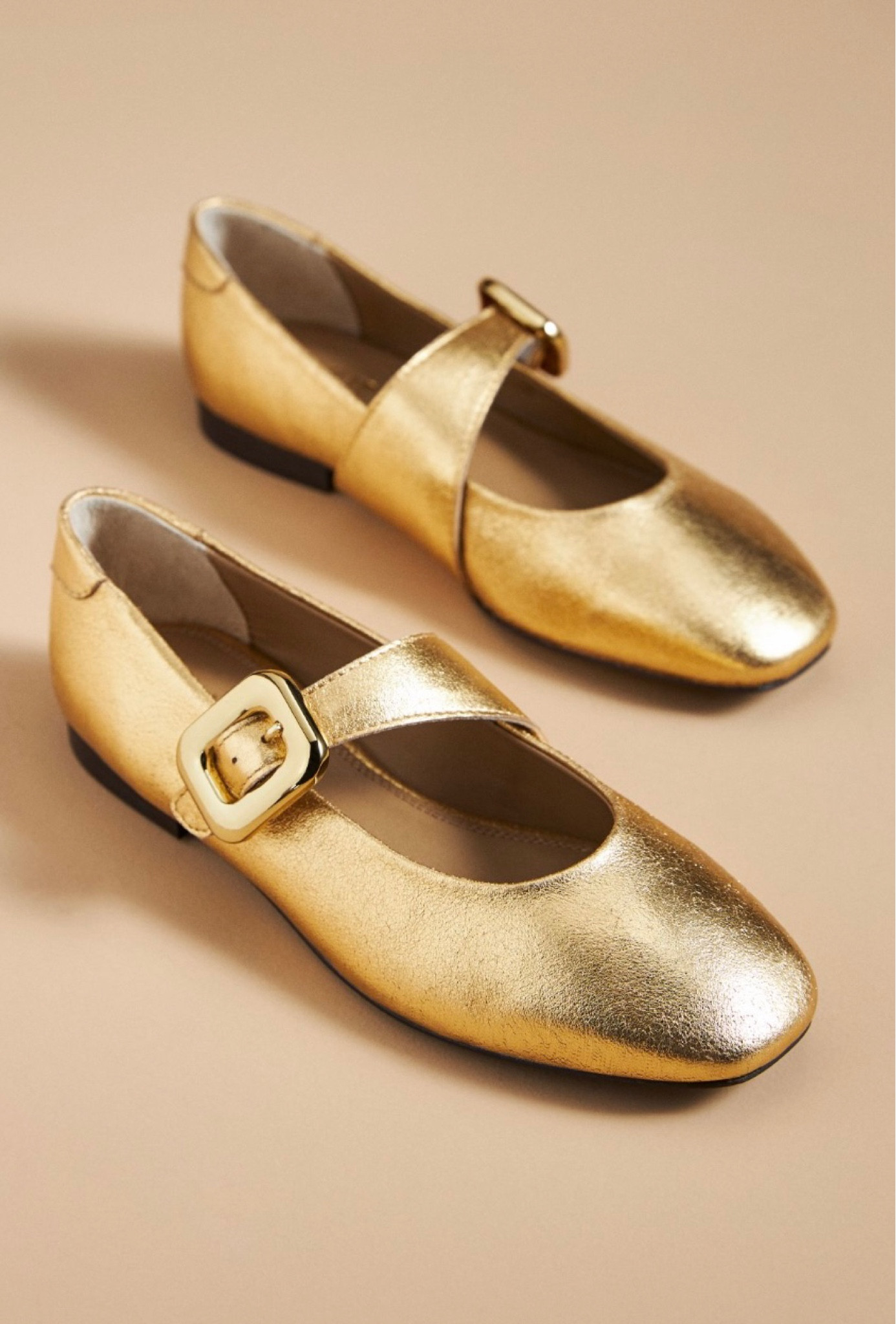 BRB, on a metallic shoe hiatus right now. So many styles trending for fall; flats are a must starting with the ballet and maryjane styles, and add in fun menswear inspired styles with a sparkle or two ⚡️ These are some of my @Anthropologie faves!

#anthropologie #shoeedit #metallic #maryjane # ballet