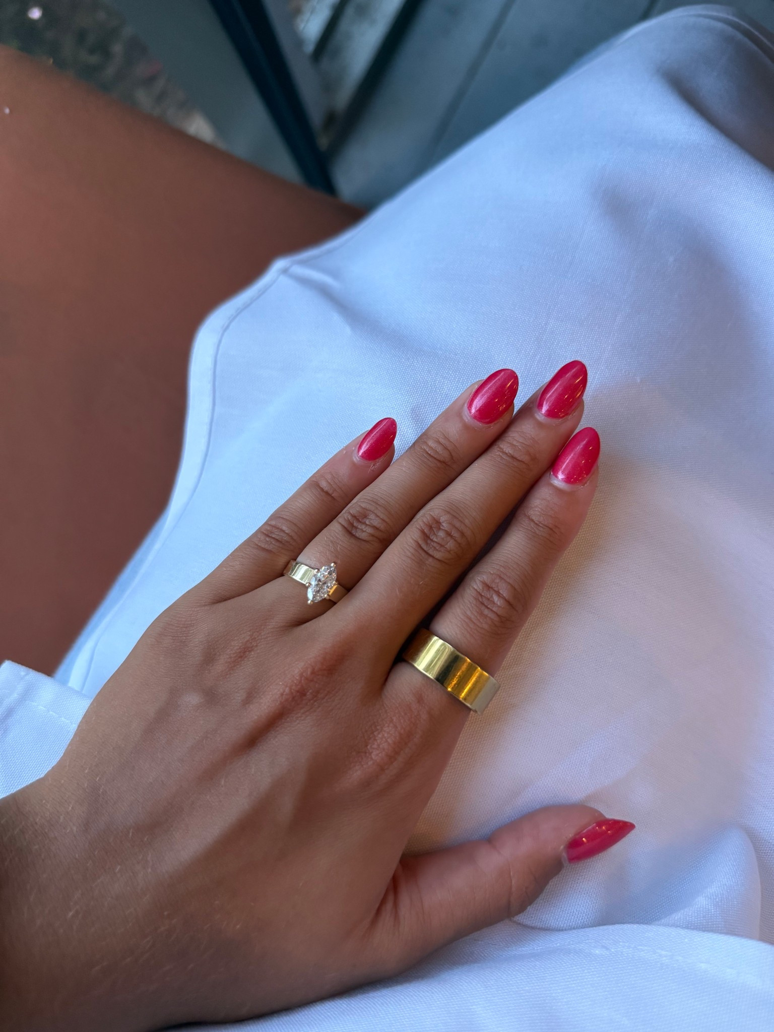 The best fitness tracking device! It tracks everything such as exercise, movement, sleep, calories burned, and much more! ✨✨