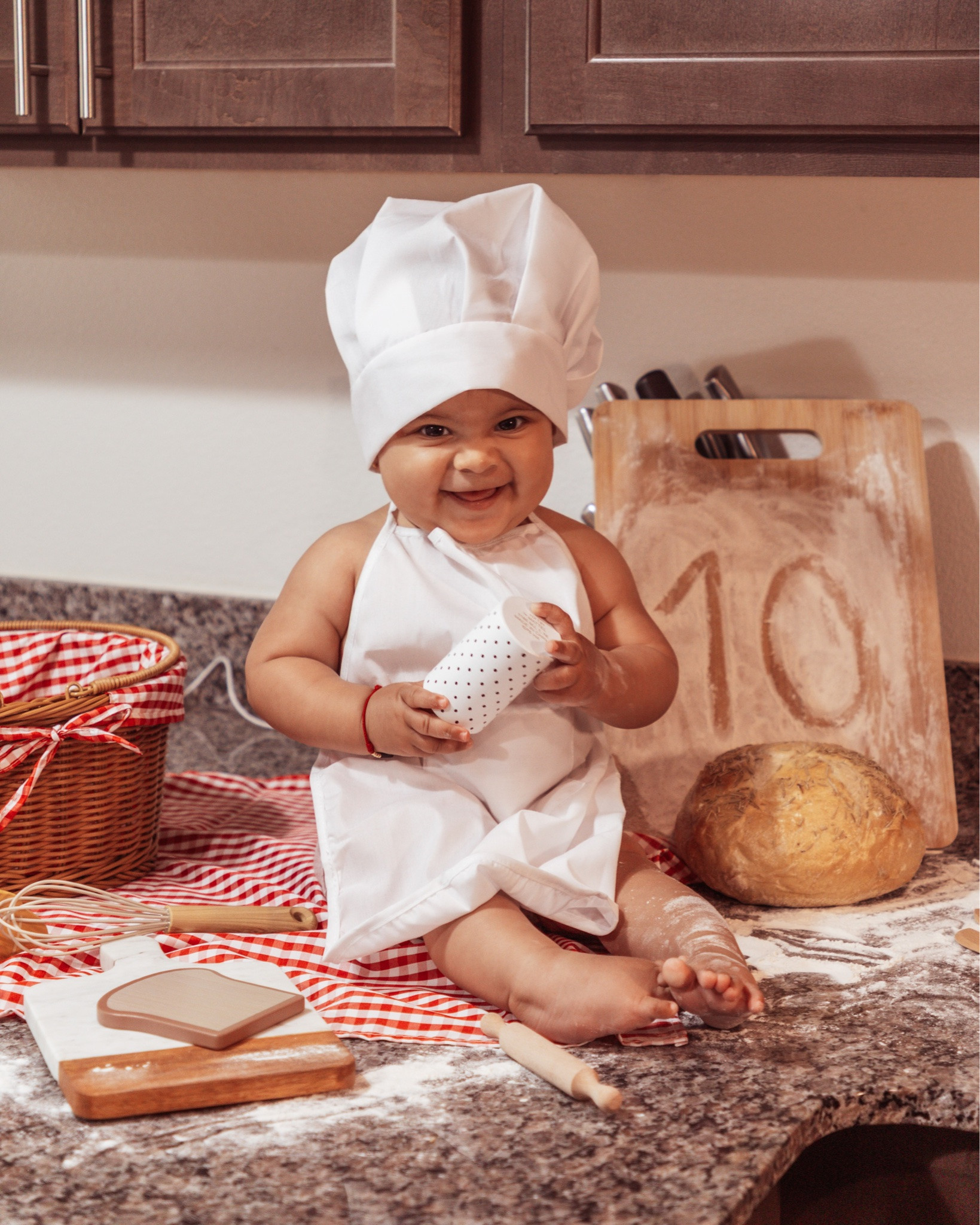 10 months 🥖🧑‍🍳 
A nada de que cumplas 1 añito y no me siento preparada para esto. Pero solo sé que me haces la mujer más feliz del mundo. Ser tu mamá es lo mejor que me ha pasado y la responsabilidad más grande que he tenido.🤍 
Te amo sin límites hija mía, gracias por llegar a nuestras vidas ✨