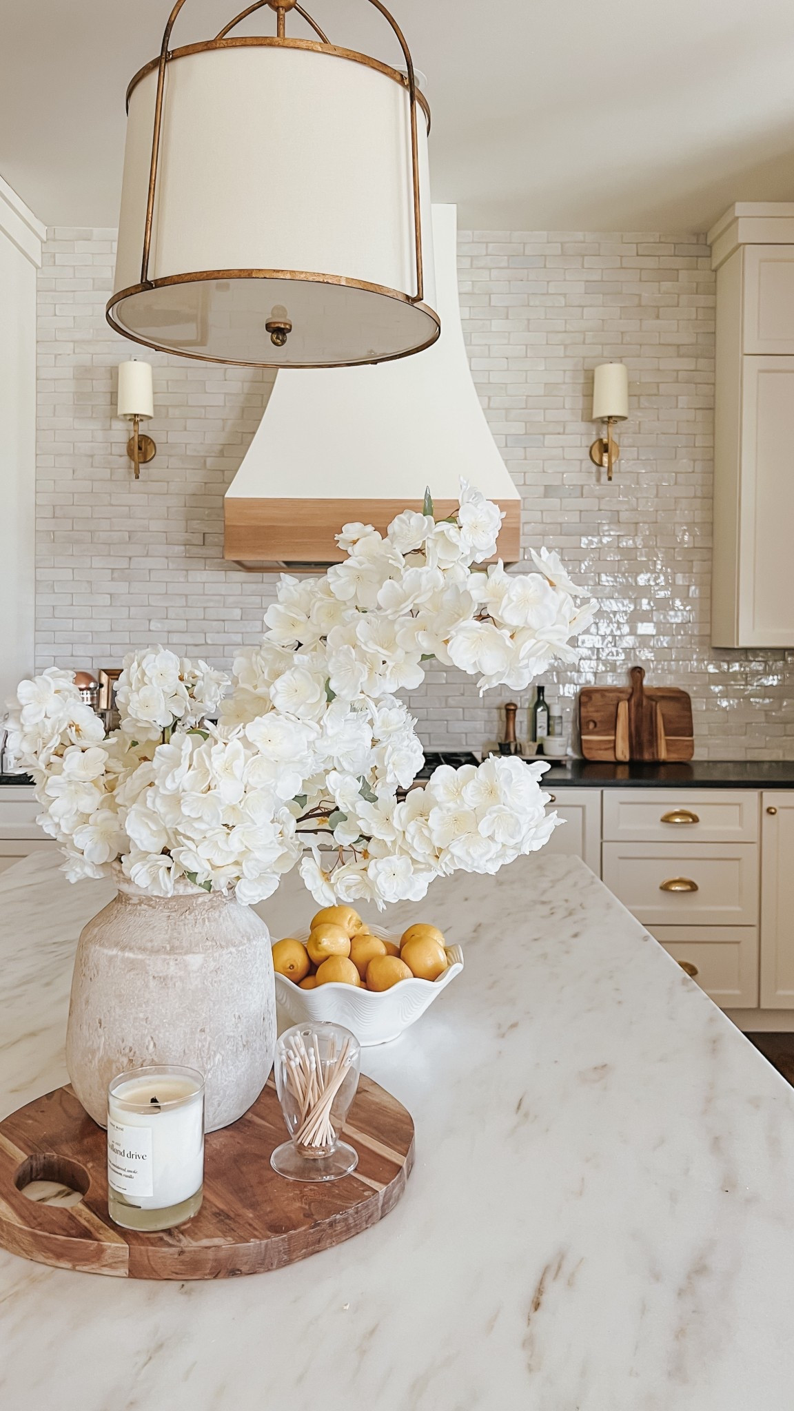 Spring is in the air. With days growing longer and trees beginning to bloom I love adding beautiful stems to our home. These cherry blossoms are incredible. I’ve also linked the stems we used in the living room. @afloral #afloralpartner  #afloral #LuxeFaux 