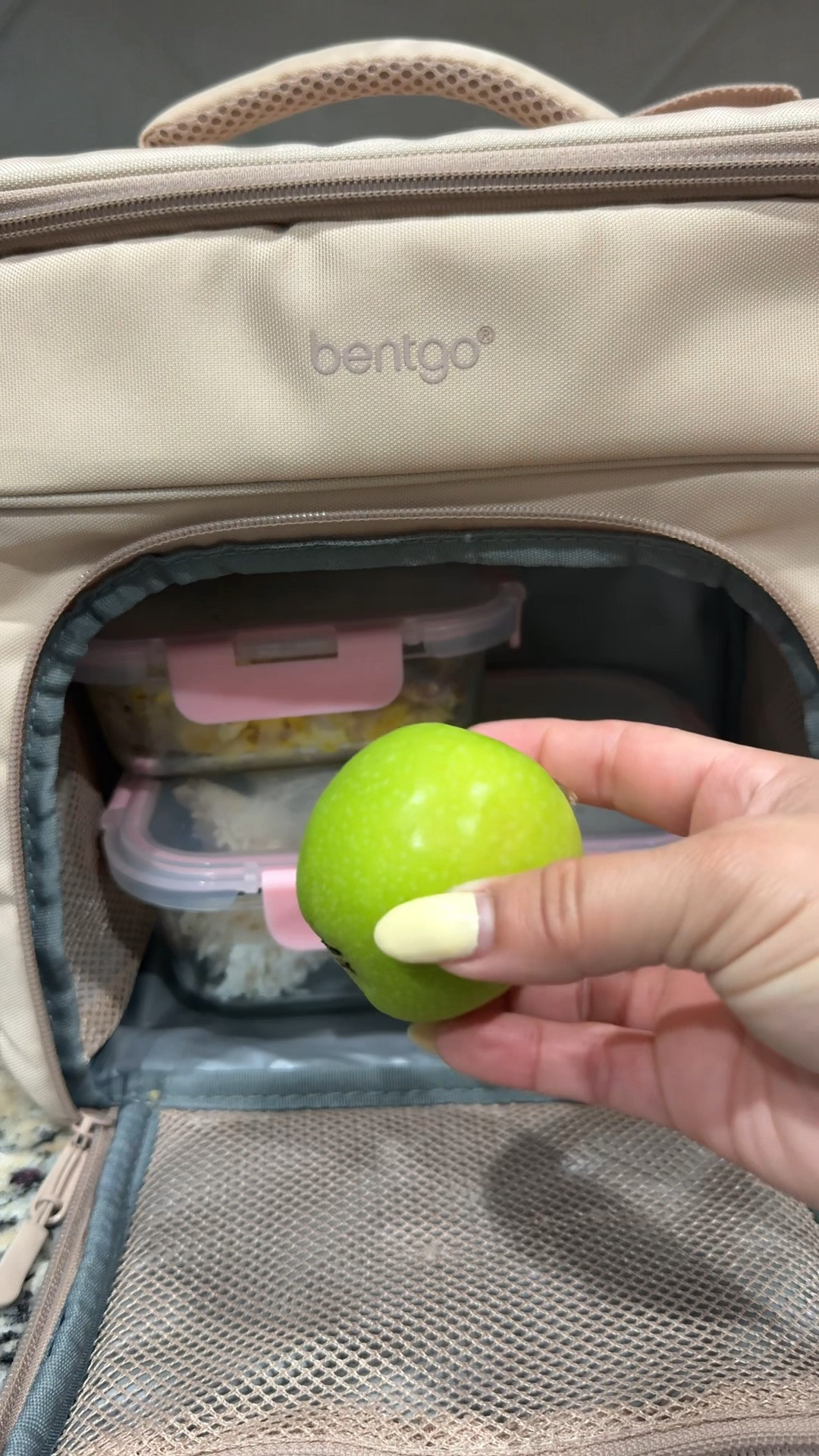 Pack with me for a productive office day.

Lunch bag @Bentgo 
Oreo and Jelly snacks @VioletKpopHtx 
Tea @Herbalife 
Cup @HYDROJUG 

Packing breakfast, lunch, and snacks to keep me energized and ready all day.

#asmr #asmrfood #asmrsounds #mealprep #officelunch #snacksideas #worklife #worklifebalance #workday #contentcreator

ASMR sounds, easy meal ideas, work life, meals idea for the office