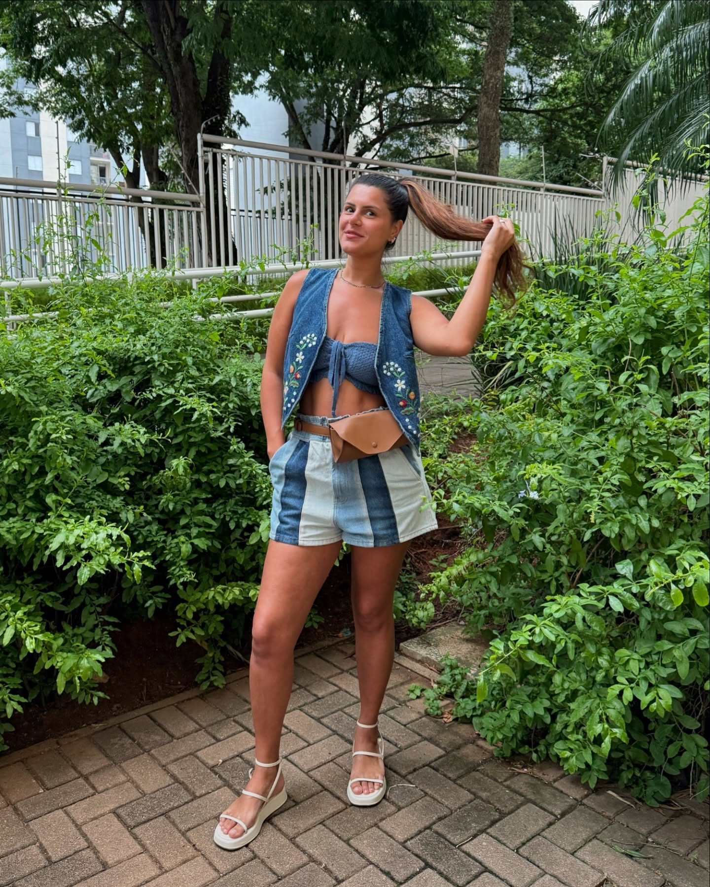 ~ Oh! Leãozinho 🦁 dica de áudio do #chatgpt 

Créditos do look: top crochê @riachuelo / colete jeans bordado @lojasrenner / shorts @adorofarm / pochete @hering_oficial / sandália @mindse7cea 

🔎 link no destaque “link renner” - colete jeans

Meus Cupons de descontos ativos:

C&A - Código Consultora: kamivogel 10% off acima de 149,00
Renner - Cupom: KAMISVOGEL 10% off apenas pelo meu link da bio
Farm - Código Consultora: 7A7213 10% off + frete grátis
YouCom - Cupom: KAMISVOGEL 10% off apenas pelo meu link da bio
Riachuelo - Cupom: VITRINE 10% off acima de 99,00 apenas pelo meu link da bio
Pantys - Cupom: KAMISVOGEL 10% off acima de 150,00.

_
#ltkbrasil #ltkbeleza #ltkcurvas #lookdodia #lookinspiração #vestido #achadinhosrenner #achadoscea #mind7cea