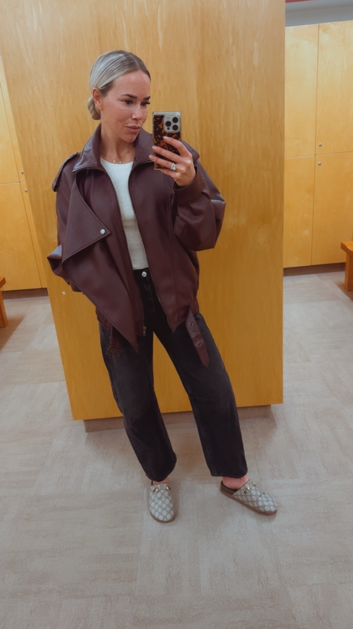 More maroon! 🍇 Can’t stop wearing this leathered jacket. (Size Small). Jeans are my favorite Miros in washed black (sized down to 24).