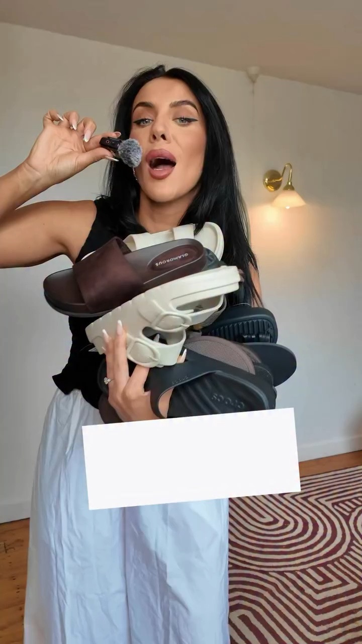 Sandals that are actually comfortable ahead of the UK HEATWAVE ✨🌶️ want them !? Comment link as always ! #summersandals #summershows #sliders #crocsandals
