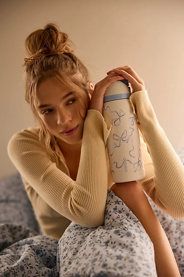 Owala UO Exclusive FreeSip 32 oz Bow Water Bottle in Tied and True at Urban Outfitters | Urban Outfitters (US and RoW)