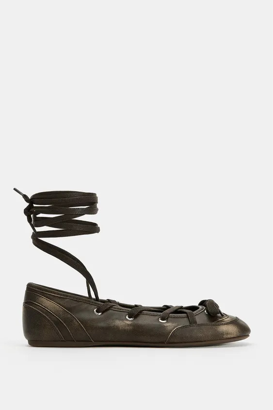 Model height: 176 cmSporty ballerina pumps. Bow detail on the front. Tie fastening. Flat rubber s... | Zara IT