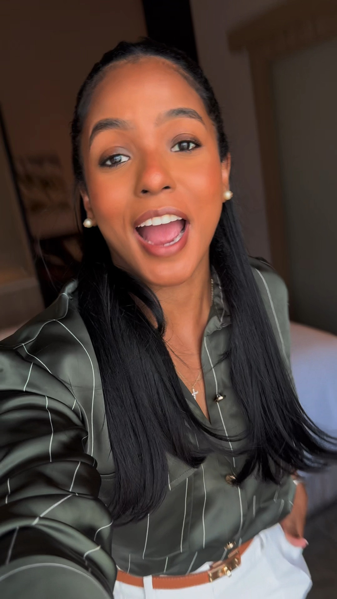 Zara top is sold out in that color guys 😫 I’ve linked the other color 