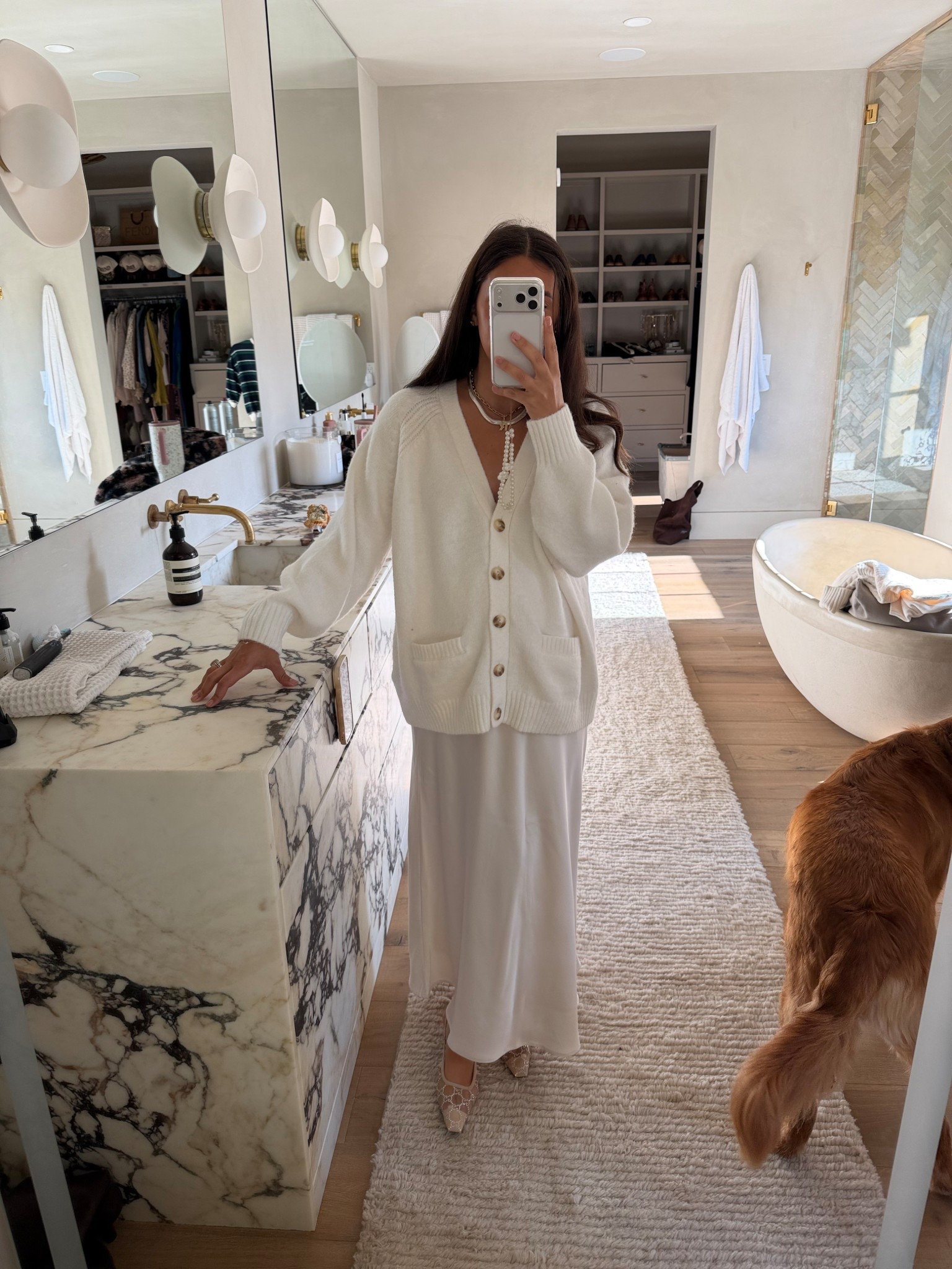 Winter whites make me feel so classy. @abercrombie just does everything so well. 
Top: large
Skirt: medium regular 
(Blameitondede)

Dressupbuttercup.com #dressupbuttercup #dederaad 