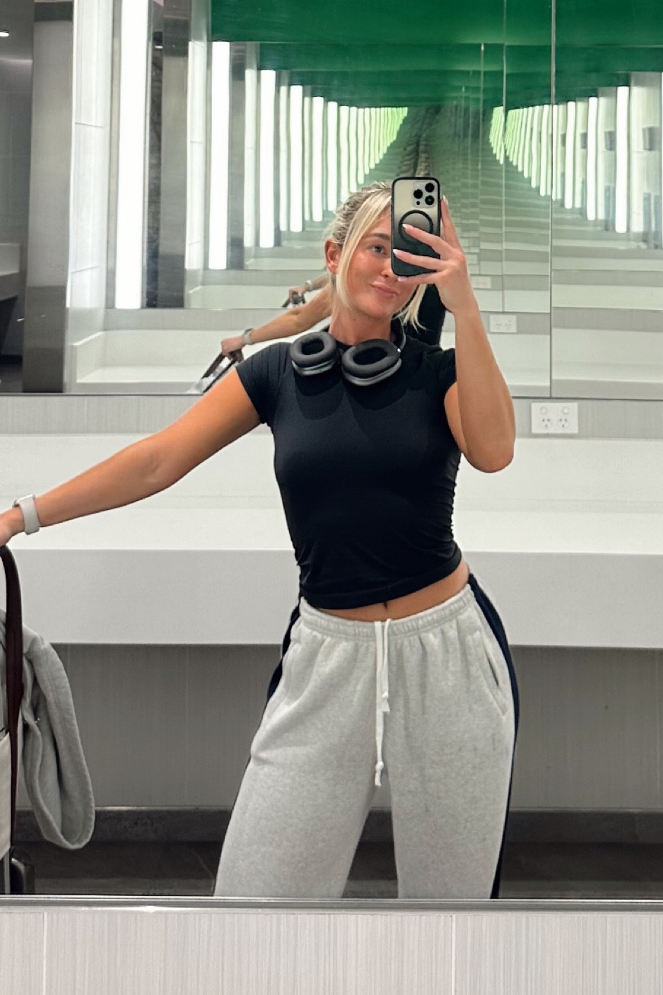 Medium skims top
Brandy Melville pants 