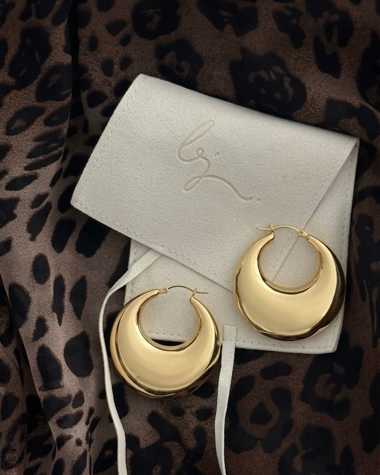 obsessing over my new Daphné Extra Large Puffy Hoops by Bonheur Jewelry ✨

18k gold plated, bold, and the most gorgeous chunky statement. such a unique design I can’t wait to style 🤍 

#ad #bonheurjewelry @bonheurjewelry 
chunky hoops, gold hoops, gold earrings, statement jewelry, statement earrings

#LTKootd