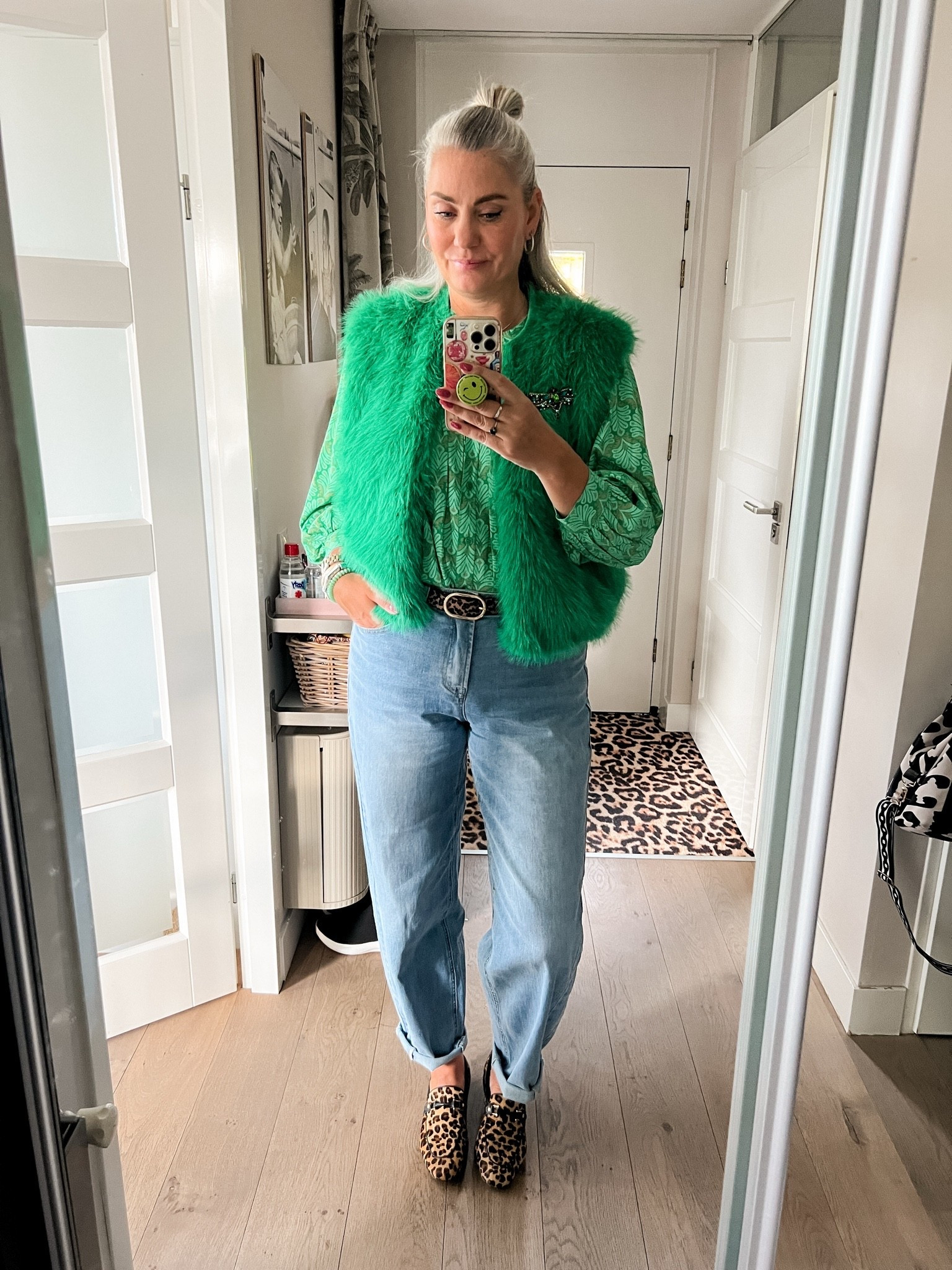 OOTD - Dinsdag. Een groene blouse met print (oud) met daarover een groen imitatiebont gilet (Norah, maat 38), barrel jeans (https://pzz.to/GeusKJ/Norahbarreljeansmt38 maat 38) Leopard riem en Leopard loafers (oud) en een Libelle broche.

#LTKnederlands #LTKeurope #LTKmidsize