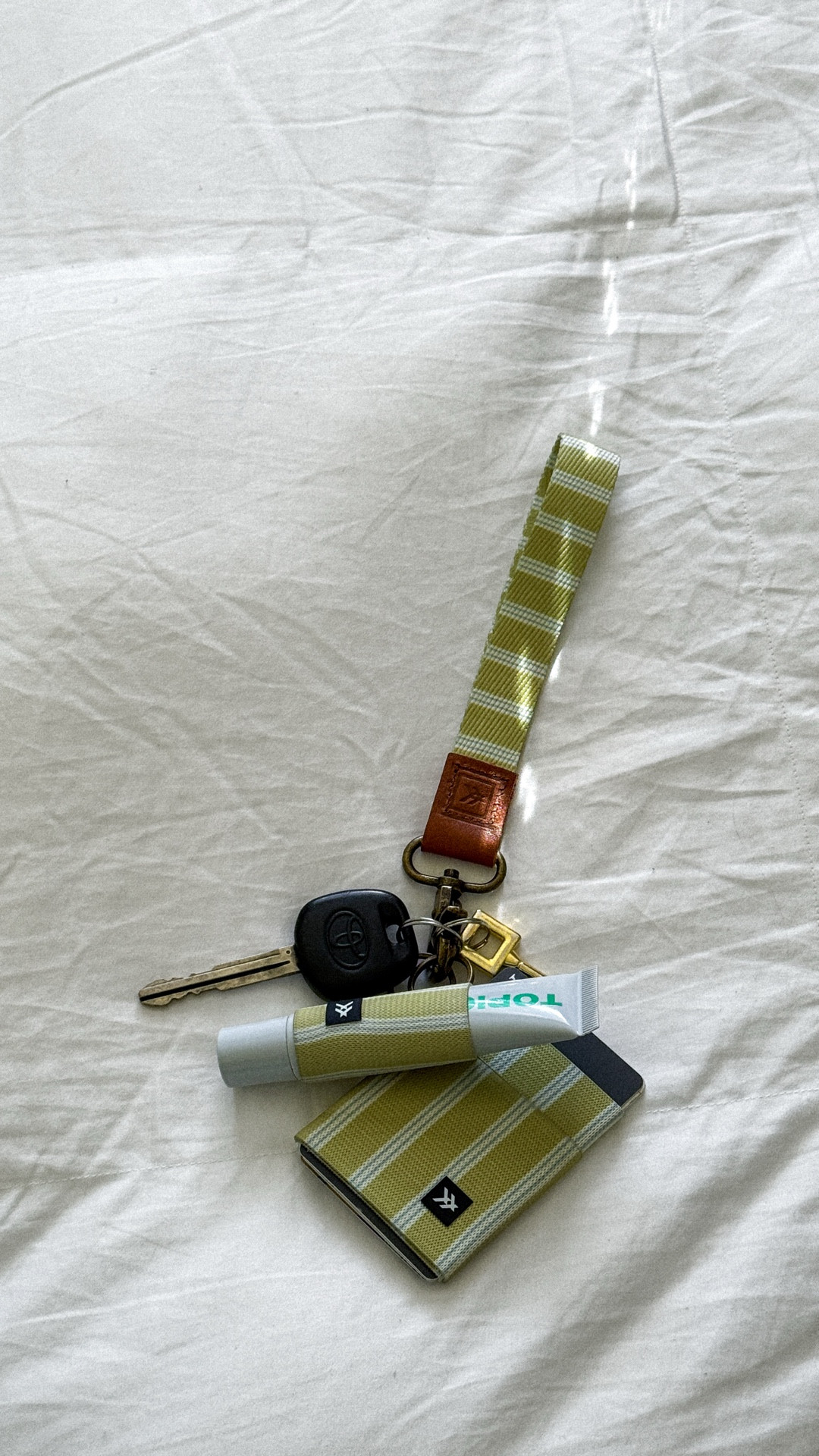 new season = new keychain 🔑🍃 sometimes the smallest reset makes everything feel fresh again— this lil setup was under $35 🤍 use code OXMXL to save on @thread_wallets (link in bio).

wrist lanyard, lip balm holder + elastic wallet color: KRAMER
#threadwallets #keychainrefresh #asmraesthetic #threadwallets #cozyaesthetic #everydaycarry #aestheticorganization #minimalistaesthetic #whatsinmybag #smallmomentsbigimpact #pocketdump #cozyliving #neutralaesthetic #asmrsetup #resetvibes

#LTKTravel #LTKItBag #LTKGiftGuide