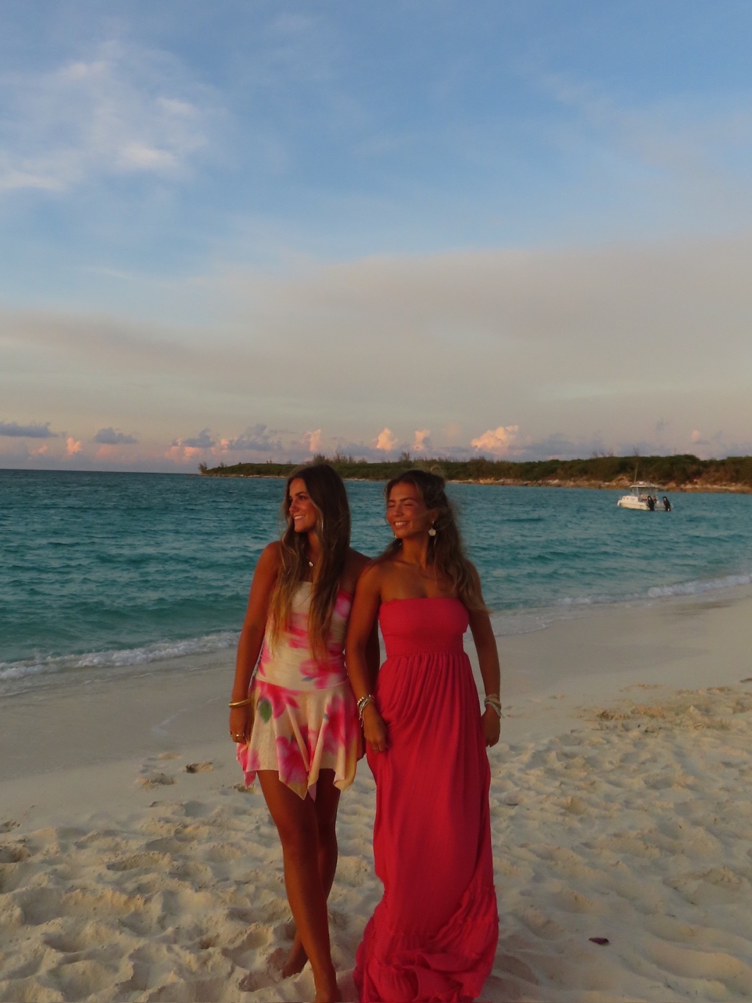 Vacay dinner fits!! Wearing size small!