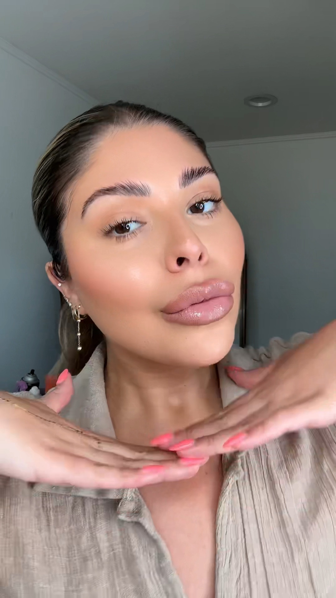 Currently obsessing over this #FentyBeauty lip combo💋 lip pencil in “PNUT BUTTA” gloss bomb stix in “Blaz’D Donut” #fentybeauty #fenty #fentylipgloss #lipcombo #liptutorial #nudelip #fyp 

#LTKBeauty #LTKStyleTip #LTKVideo