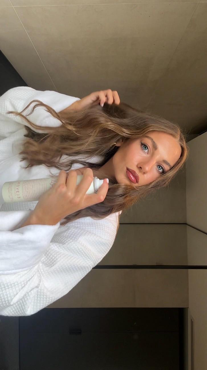 A hair protector spray that speeds up blow drying time and refreshes hair, yes please! #haircare #haircareroutine #heatprotector 