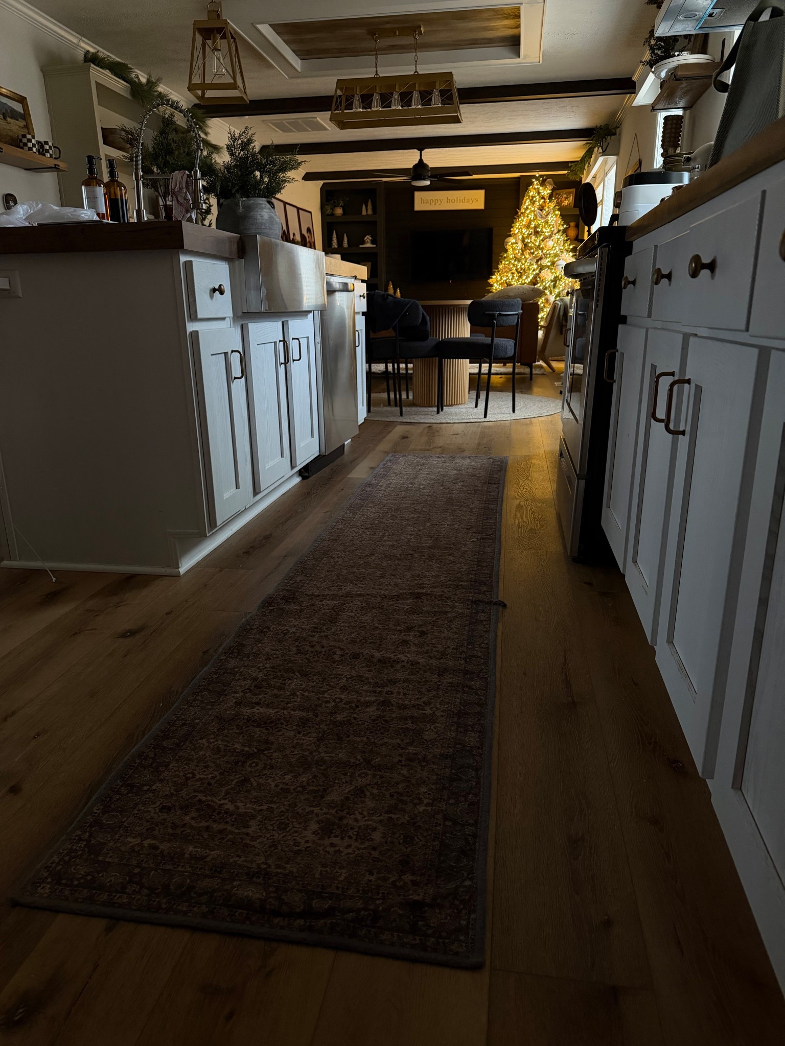 I love a good kitchen runner, it makes a kitchen so much more cozy 🏡

#modernhome #kitchenfinds #kitchenrunner #rug #amazonfinds

#LTKHome