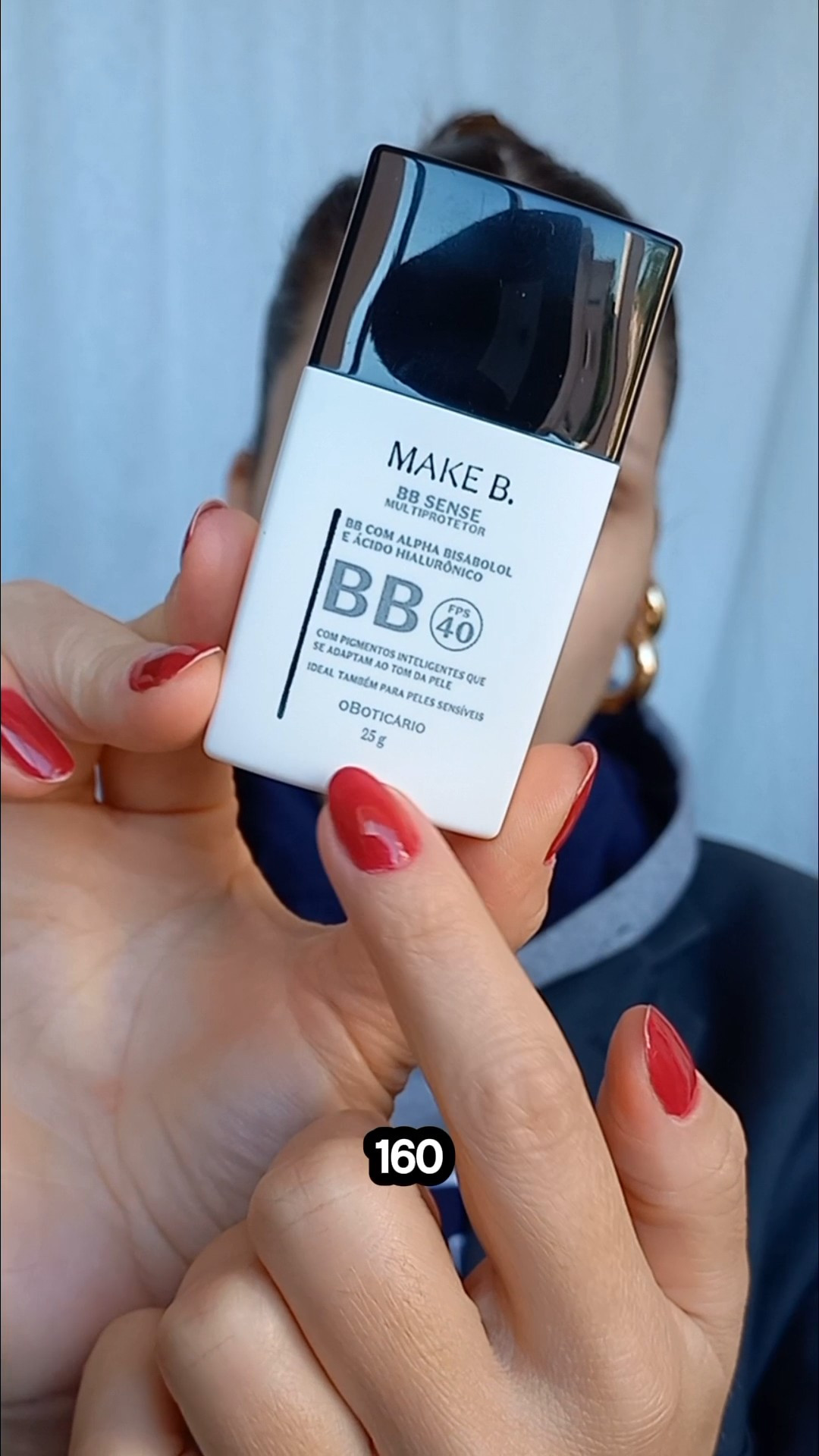 Lançamento: BB Cream Sense Multiprotetor @oboticarioMake B chegou com mais novidade,  dessa vez um BB Cream que se adapta ao tom da nossa pele, através de pigmentos inteligentes nanoemcapsulados 🤯Eu adorei o acabamento desse produto, achei fácil de espalhar, a cor se revela com facilidade, deixando o tom uniforme. Ele tem cobertura leve perfeito para quem ama naturalidade, ele tem acabamento sequinho, porém deixa a pele com um viço bonito.Depois que ele se adere a pele, a sensação é bem confortável, dá para esquecer que estamos com algo sob a pele, ele tbm não marcou poros nem linhas de expressão 🫶Sobre os benefícios do produto, ele conta com FPS40, Ácido hialurônico que auxilia na hidratação da pele e o Alpha Bisabolol que tem ação antiflamatória, que ajuda no controle da vermelhidão e sintomas de sensibilidade.No total são 4 tonalidades que se adaptam as cores 100 à 300 da cartela de cores das bases de Make. B. Eu escolhi a 160 - 220 que se adptou bem a minha pele, num primeiro momento pareceu muito amarelado, mas na finalização da make deu super certo. Embalagem com 25g( 5g a menos das bases disponíveis  da marca) e custa em média $89,90Por aqui tá super aprovada, adorei a performance na minha pele. E vocês ficaram curiosas para testar também?

#LTKbrasil #LTKbeauty #LTKgiftguide