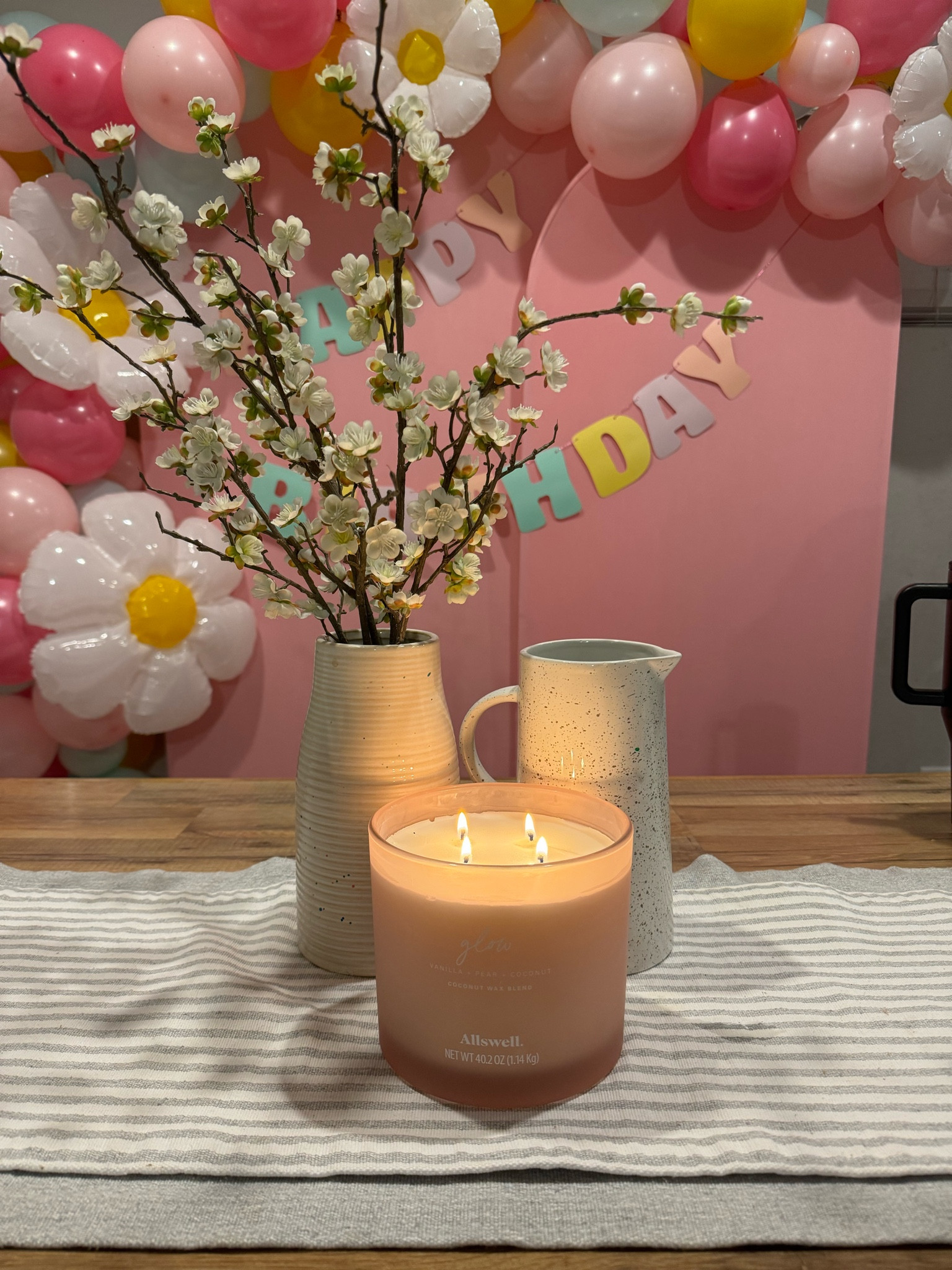 Giant $10 candle that smells so yummy 🤤 Perfect for your friend gifts this holiday season (or a little gift for yourself 😝)