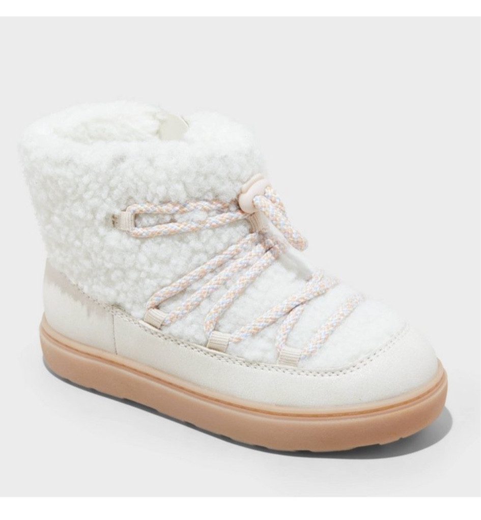 These toddler boots are so cute. And under $20 right now!