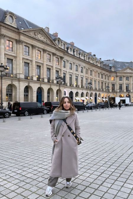 #grwm for a freezing cold day in #Paris — going for lots of layers in easy neutrals and of course chic black sunnies!

#shopmystyle #thelvguide #parislook
