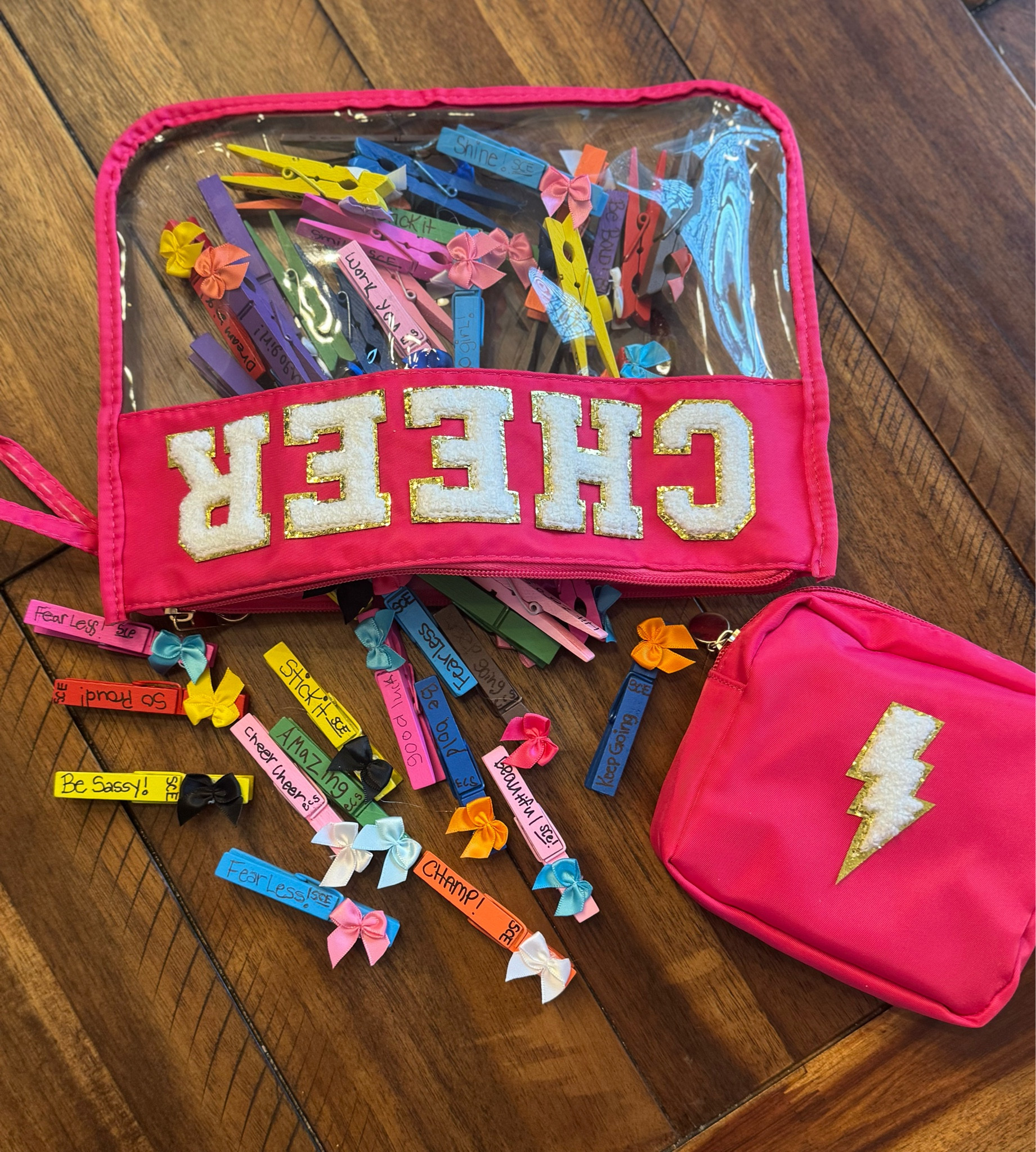Where’s my Competition cheer moms at?! I found the cutest things on Amazon to make cheer pins for this weekends comp! My daughter an I had so much fun writing quotes and gluing these cute bows on! This bag that we stored them in came with the mini bag as well. Which fits  her Bobby pins, hair wax, hair ties & hairspray.  Amazon for the win per usual! 🎀