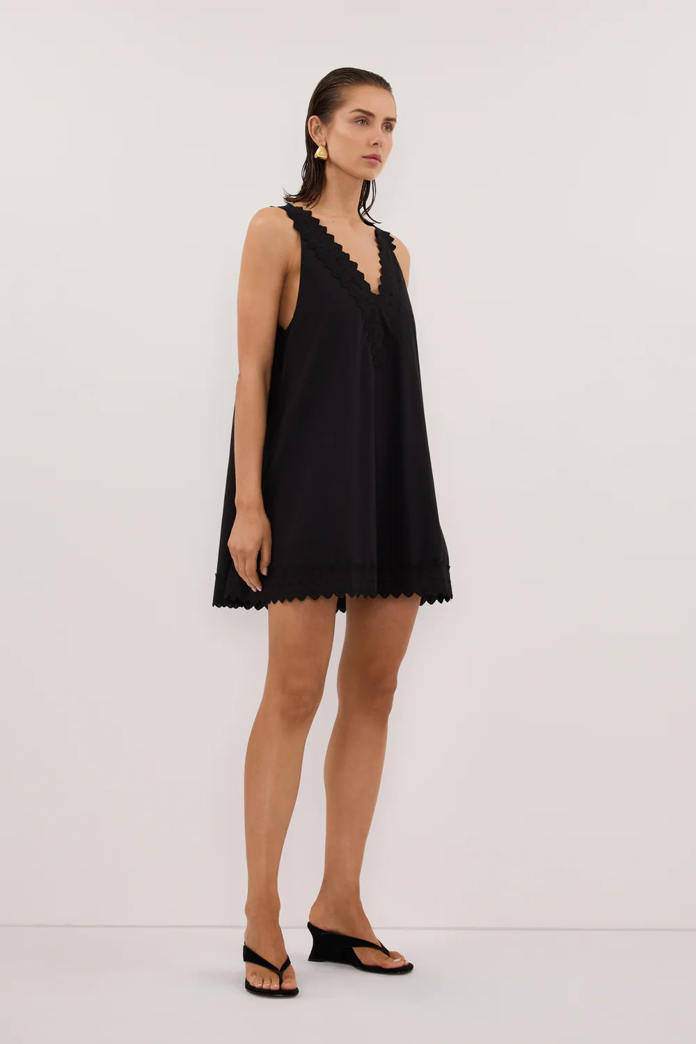 ANNABEL BLACK V NECK MINI DRESS | DISSH