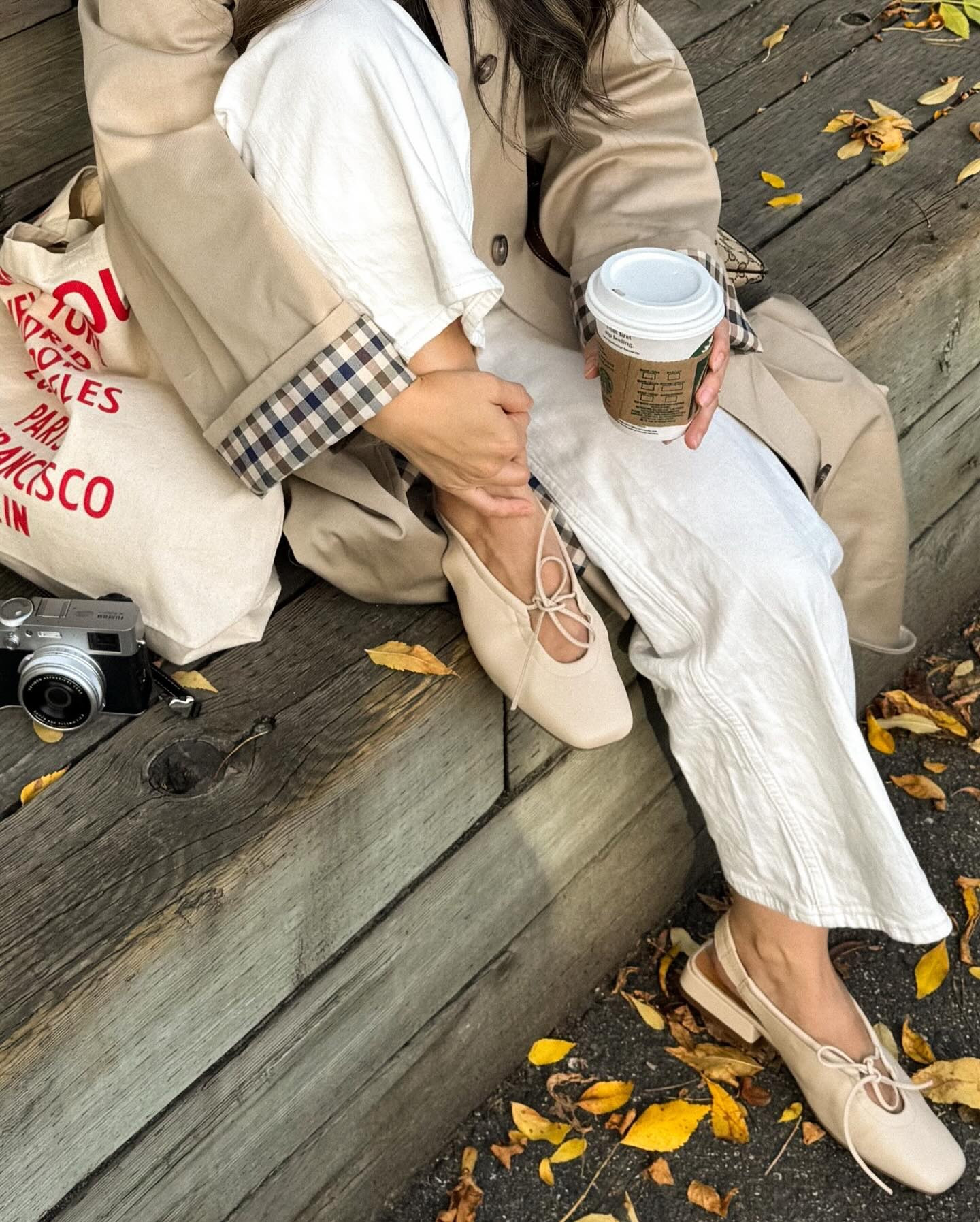 It’s trench season 🍂
Romanticizing fall weather in @sezane Clyde trench and these Mary Janes ❤️

#sezanelovers