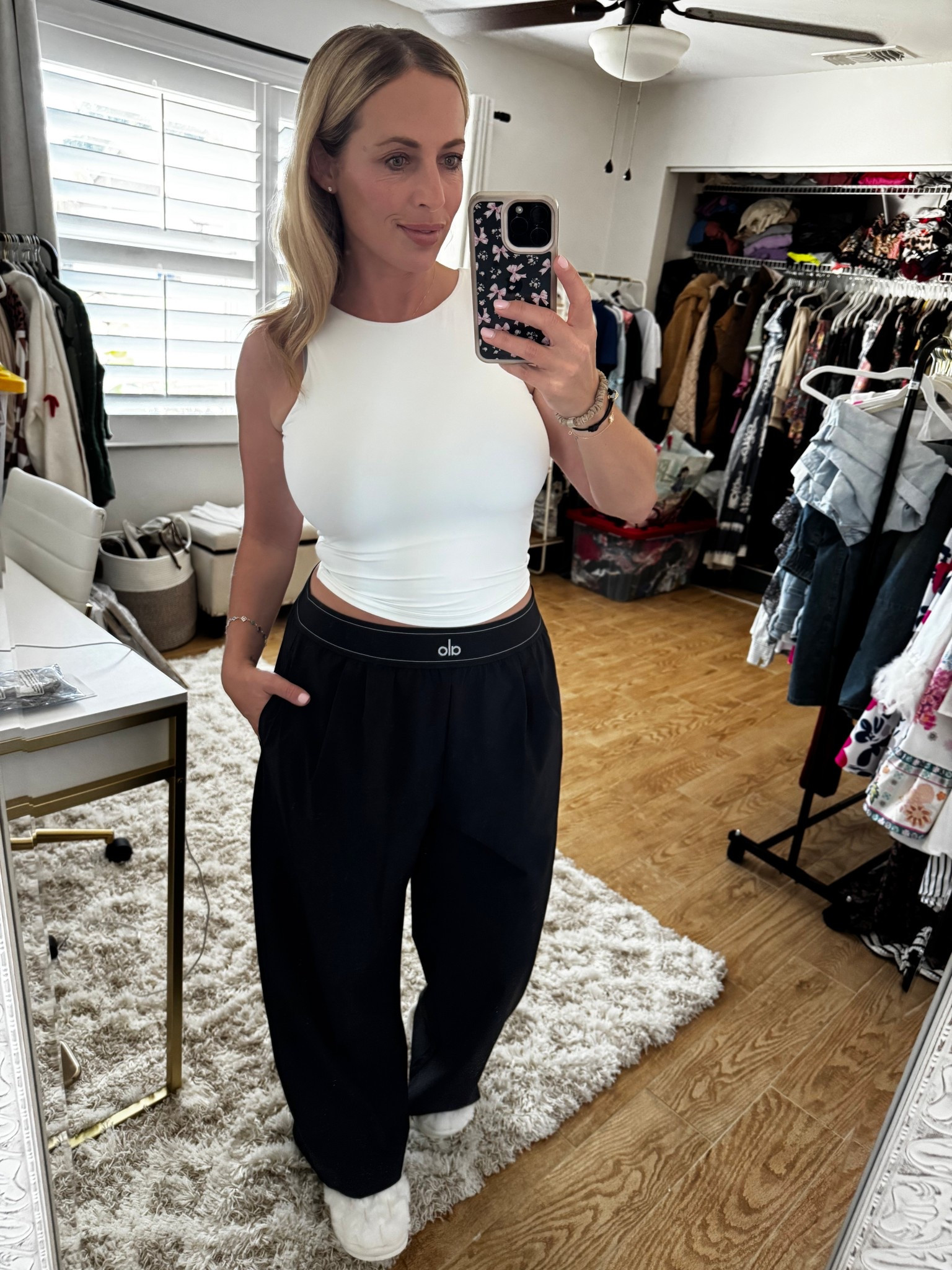 Casual outfit. Alo Yoga 

#LTKMidsize #LTKFindsUnder100 #LTKFindsUnder50