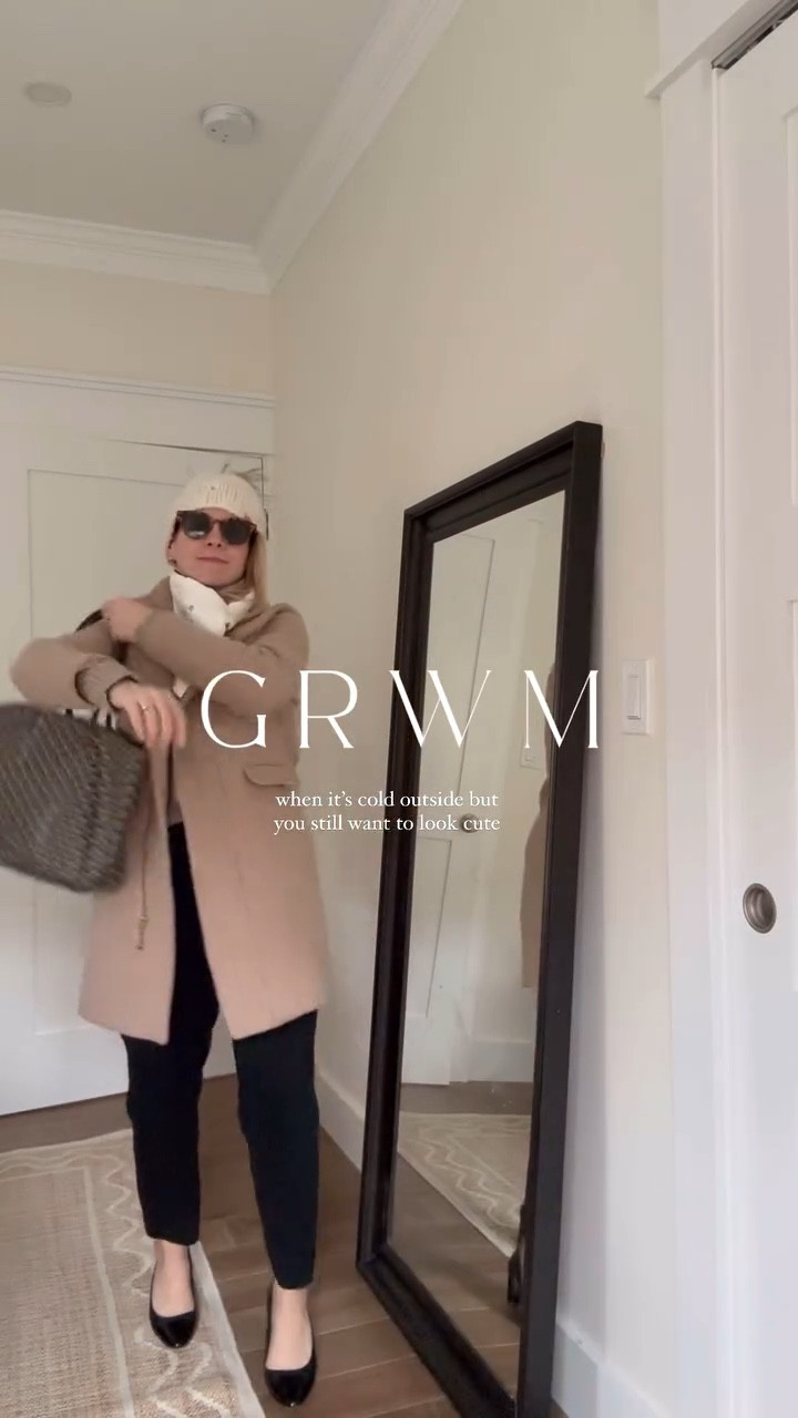 Happy Tuesday ❄️ this neck warmer is the chicest cold weather item I own. 

Also it’s the very last season of @shitthatiknit so hurry to pick up the cutest hats, mittens, and cold weather accessories before they close 😢

#everydaystyle #momootd #newenglandstyle