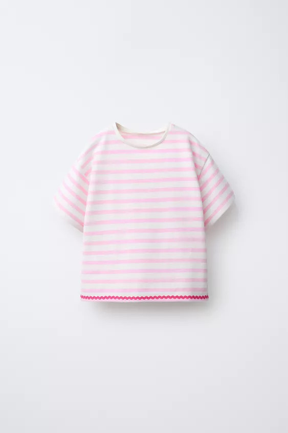 T-SHIRT MIT GEWEBTEM STREIFEN, VOLANT UND WELLENFORM | Zara DE