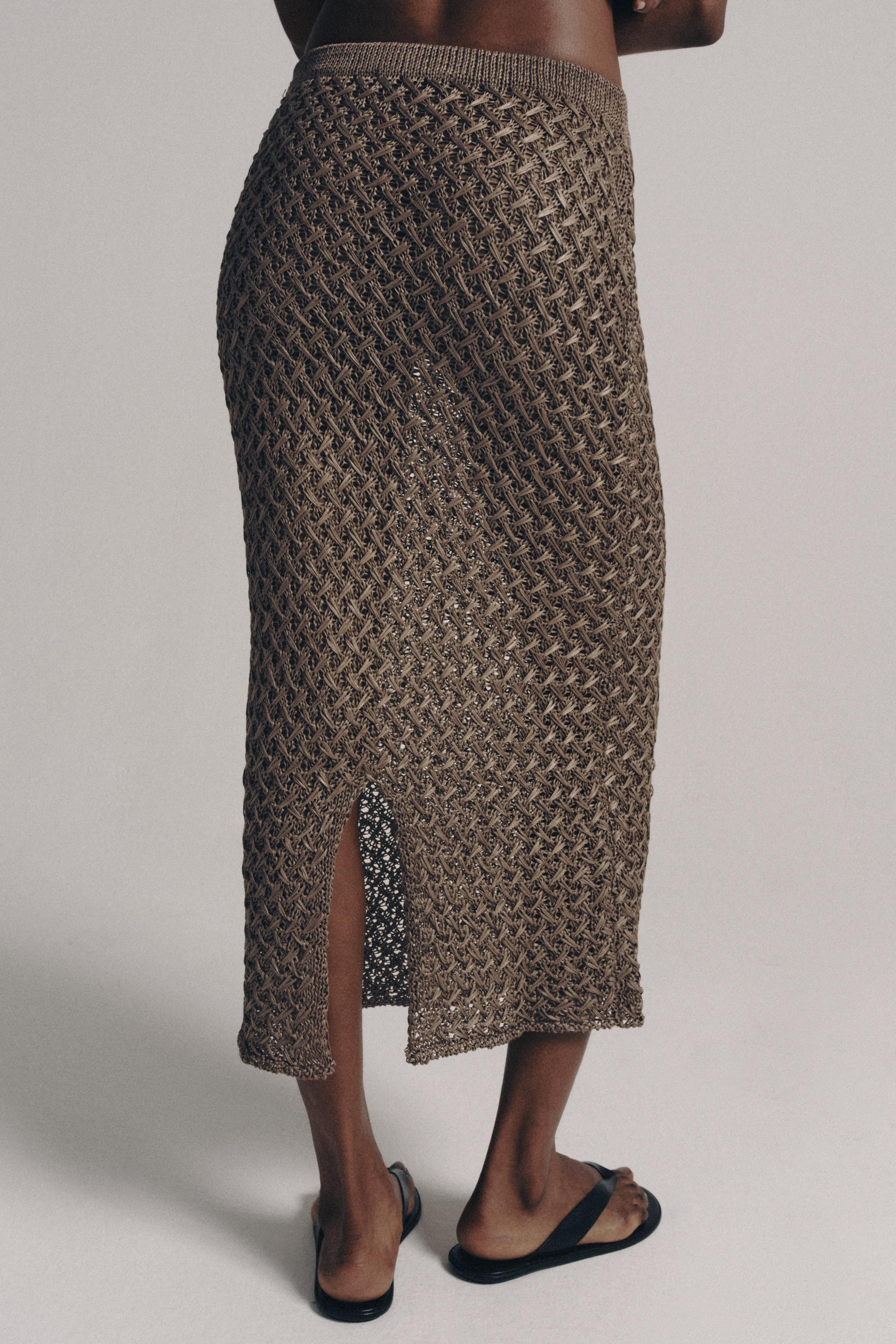 Cutwork knit skirt with an elastic waistband. Back vent at the hem. | Zara IT