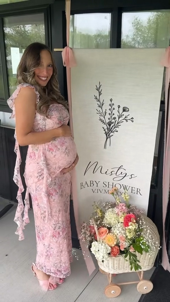 Baby in Bloom baby shower dress 💖🌸

I went with the size 8 so it would fit the bump 🥰