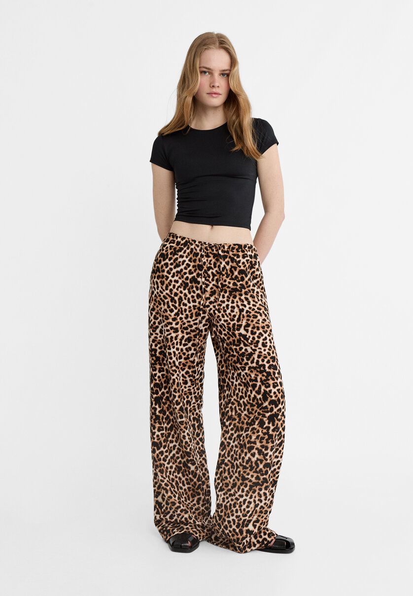 Loose leopard print trousers - Women's fashion | Stradivarius United Kingdom | Stradivarius (UK)