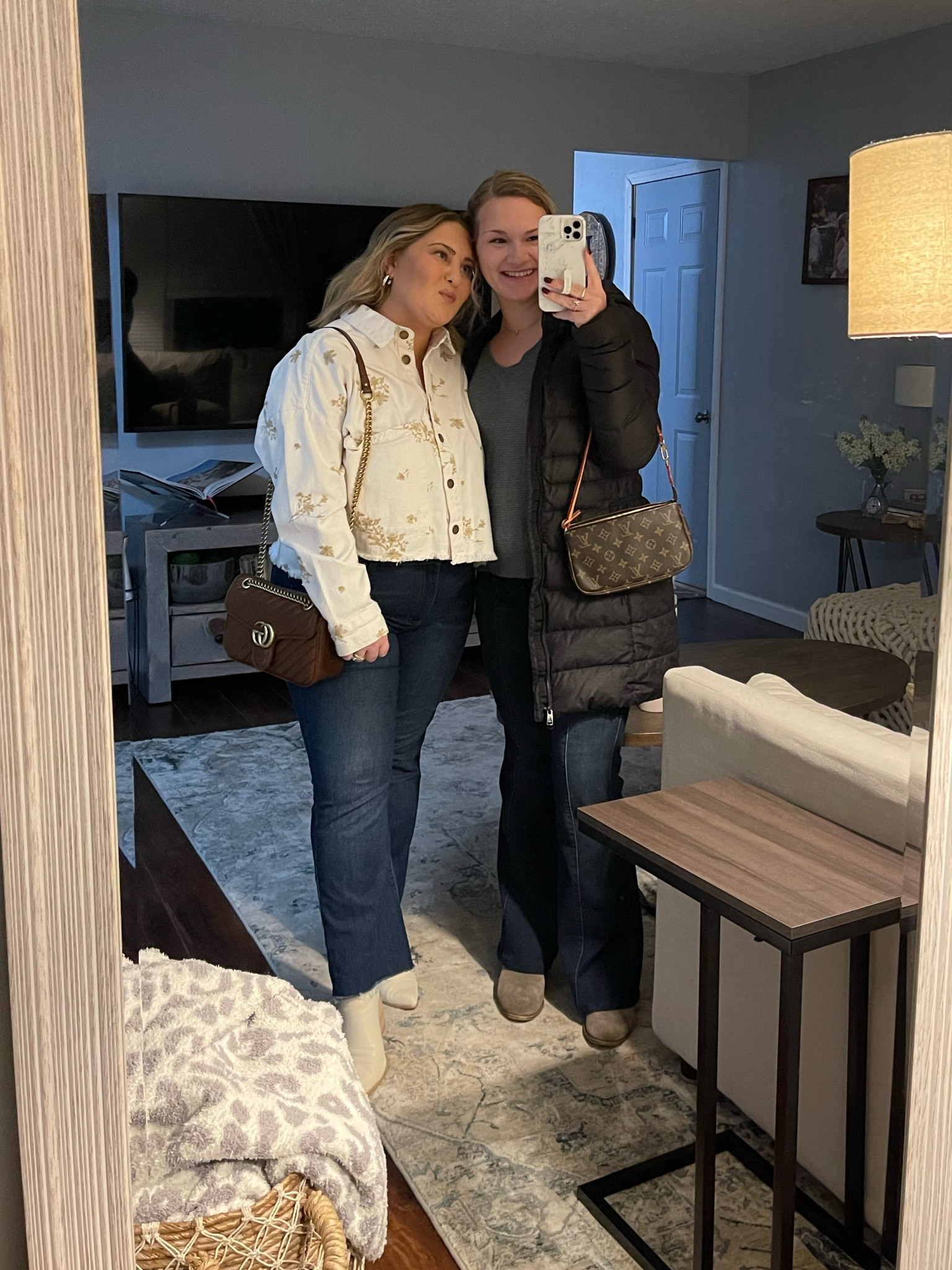 Bestie date night!! #flaredjeans #sweater
#booties #winterfashion