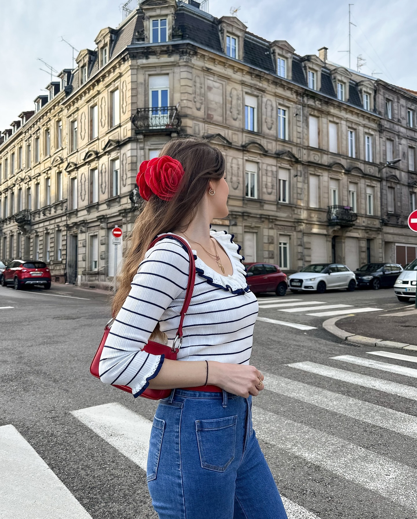 French girl essentials : a marinière & red shoes ♥️
(last pictures are bonus 😂, my assistant wasn’t very cooperative) 
Très inspirée par la St Valentin cette année, j’ai trouvé la paire de ballerines la plus cute pour l’occasion 🥹♥️ (et les dernières photo c’est bonus, mon assistant n’était pas d’humeur coopérative 😂) 
•
•
•
•
#valentinesdayoutfit #valentinesday2024 #parisiennechic #parisianstyle #frenchgirlstyle #effortlesslychic #casualchicstyle #claudiepierlot
