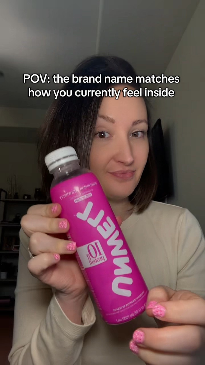 Obsessed with everything that @unwell stands for 💜

This watermelon strawberry hydration protein drink is literally SO good! 10 grams of protein, 2 grams of sugar, 60 calories and 740 mg electrolytes!

#hydrationdrink #proteindrink #electrolytes #unwell #alexcooper @Unwell Beverages