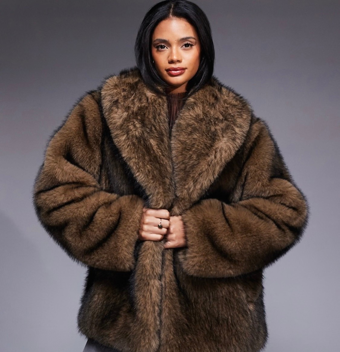 Aria Cove faux fur oversized collar wide sleeve jacket in brown tipped fur

#LTKSeasonal #LTKMidsize #LTKSaleAlert