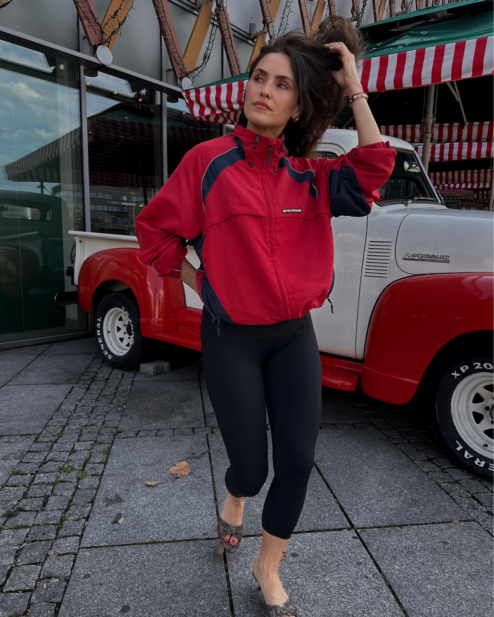 Autumn outfit, autumn jacket, red jacket, autumn fashion, black leggings, capri leggings 