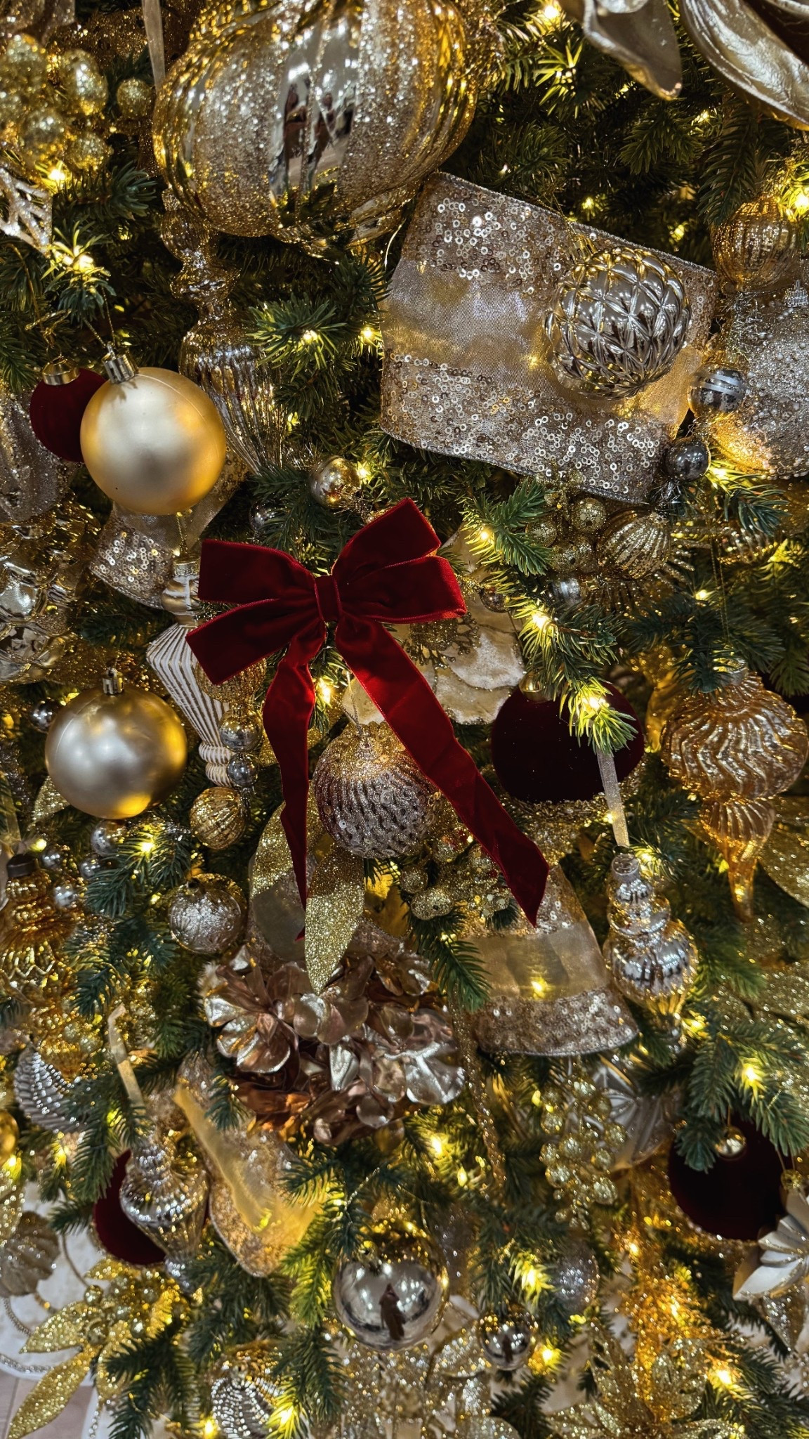 Cutest burgundy velvet bows to accentuate your Christmas tree, or even your garland, wreath, etc! 

#LTKGiftGuide #LTKSeasonal #LTKHoliday